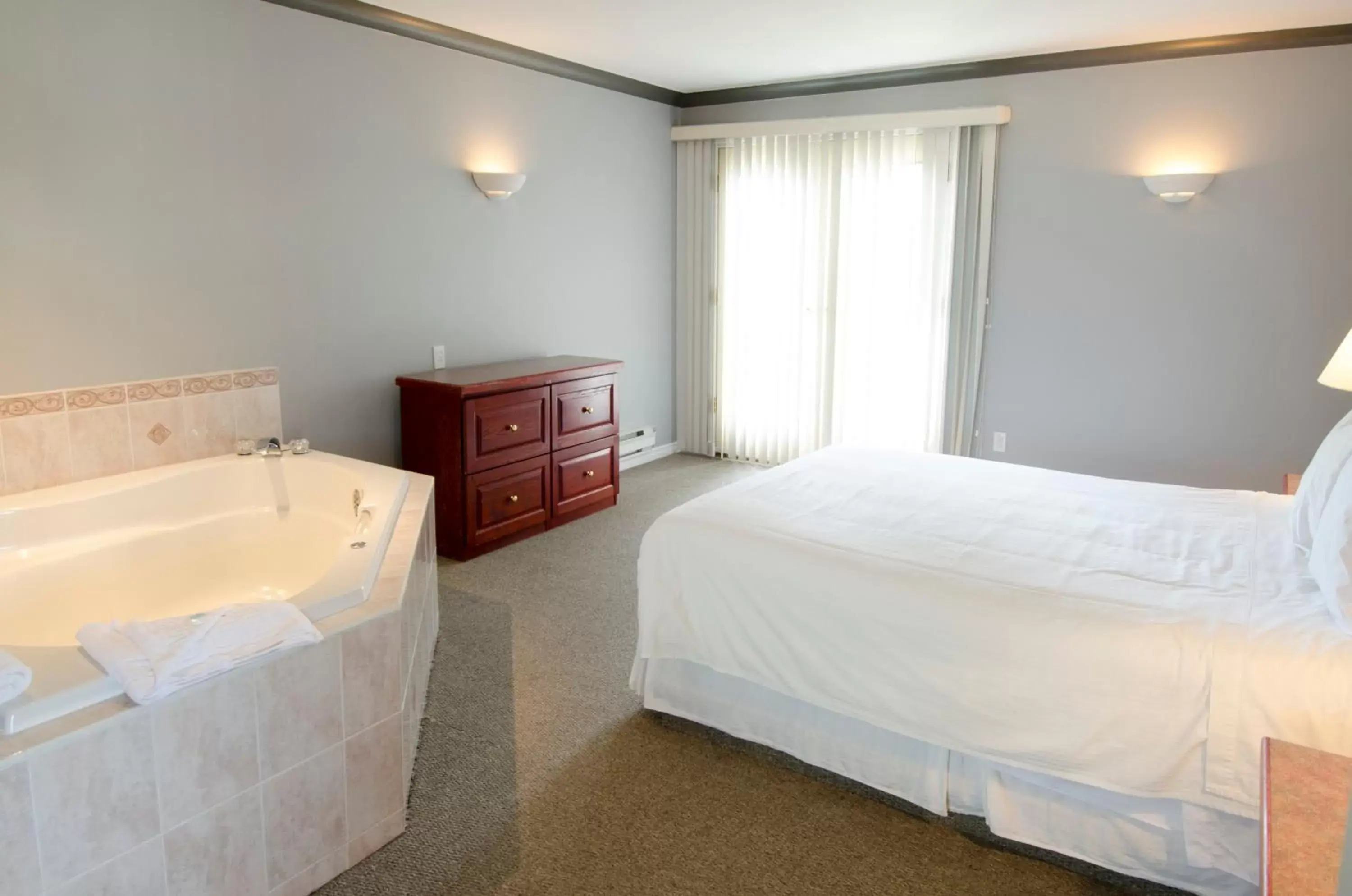 Bathroom, Bed in Tiki Shores Inn & Suites