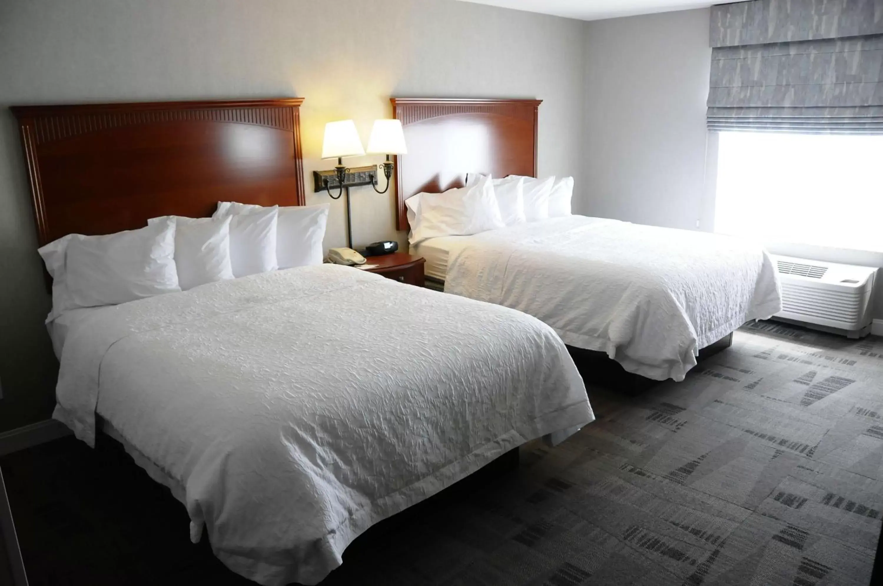 Bed in Hampton Inn & Suites Redding