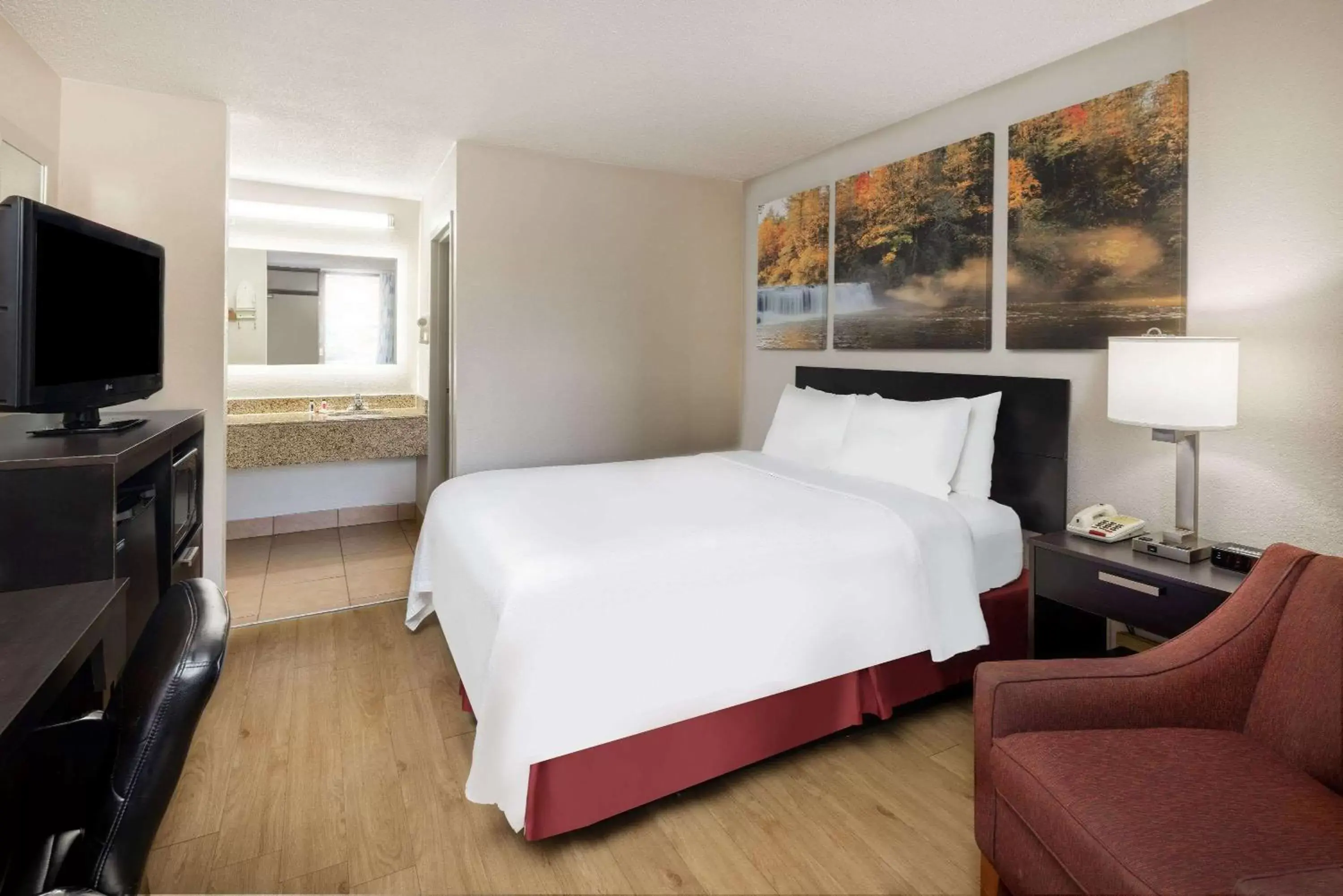 Photo of the whole room, Bed in Days Inn by Wyndham Raleigh Midtown
