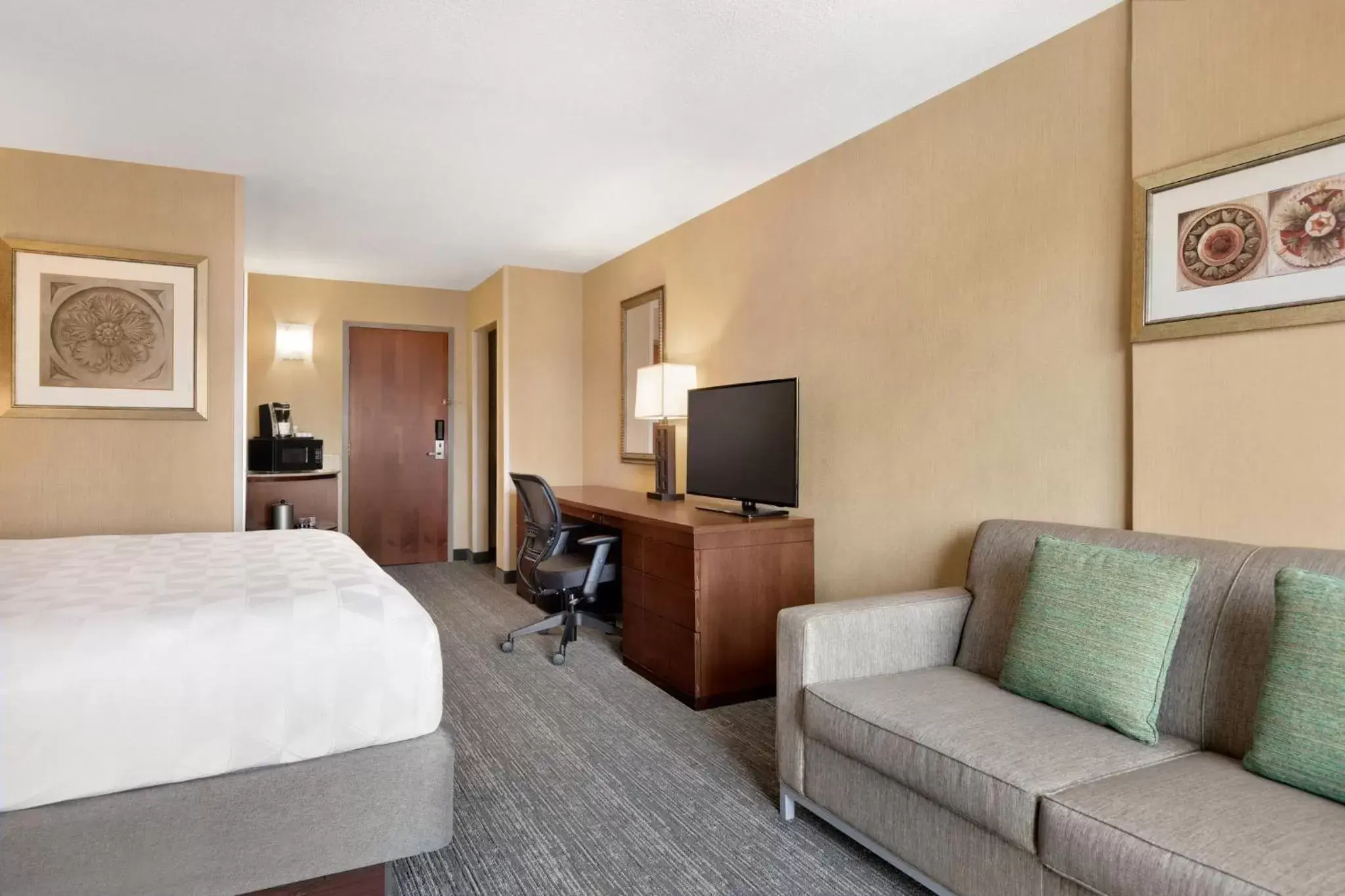 Photo of the whole room in Holiday Inn National Airport/Crystal City, an IHG Hotel