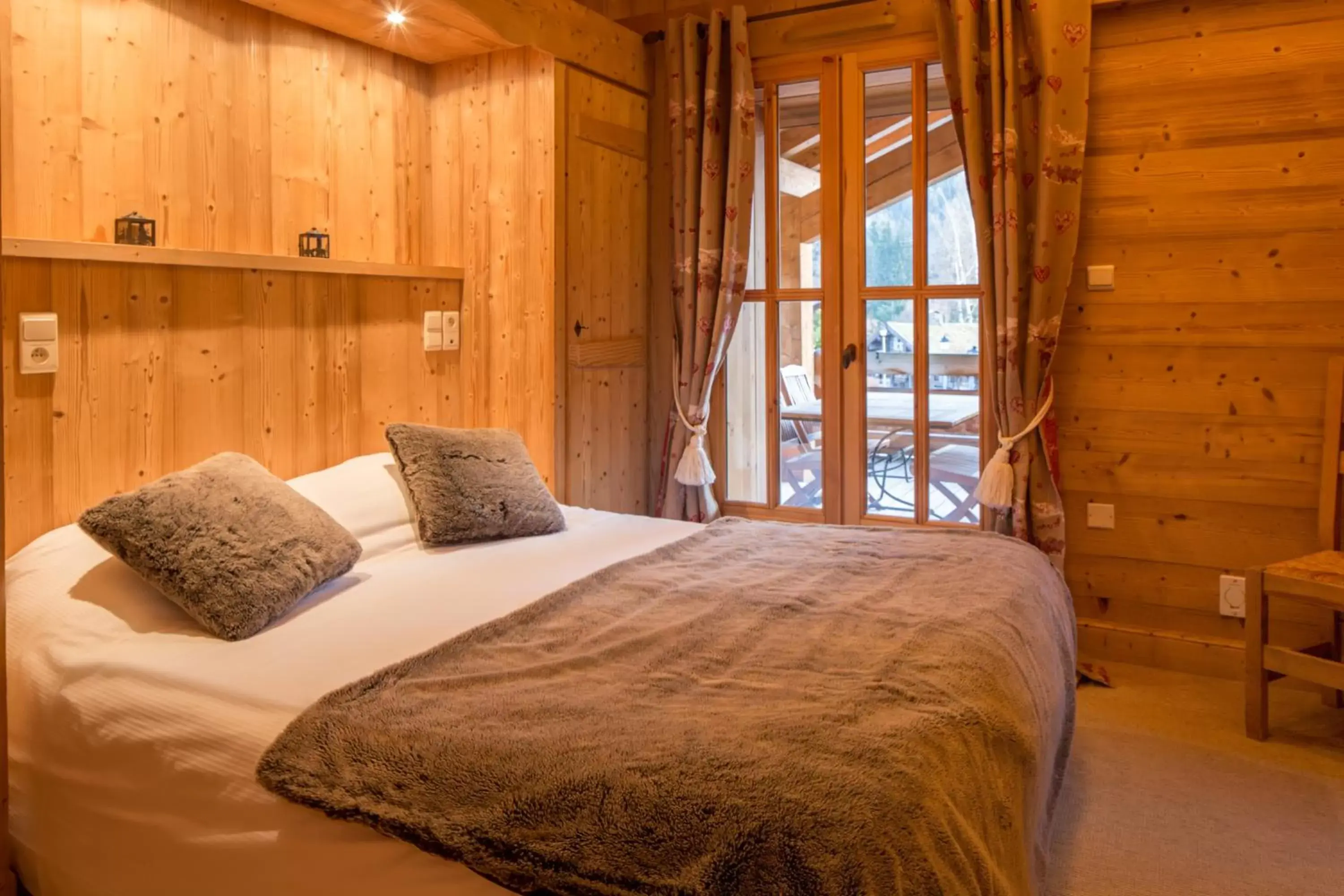 Bedroom, Bed in Hôtel Le Labrador