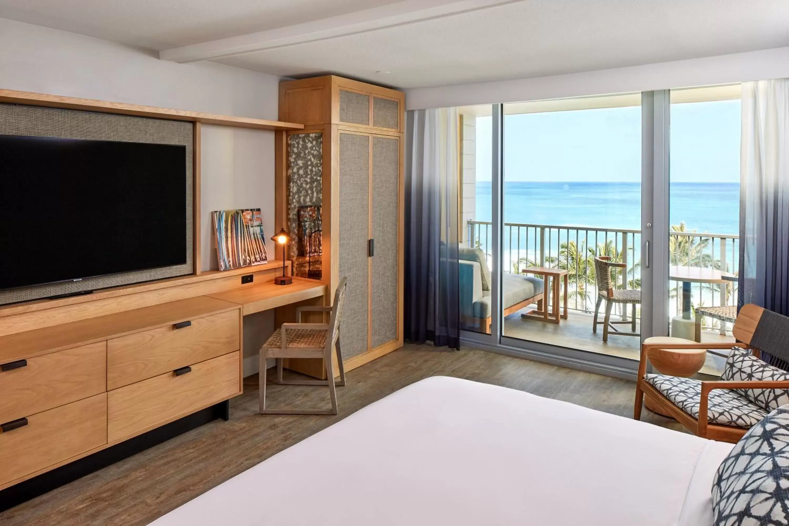Bed, TV/Entertainment Center in Turtle Bay Resort