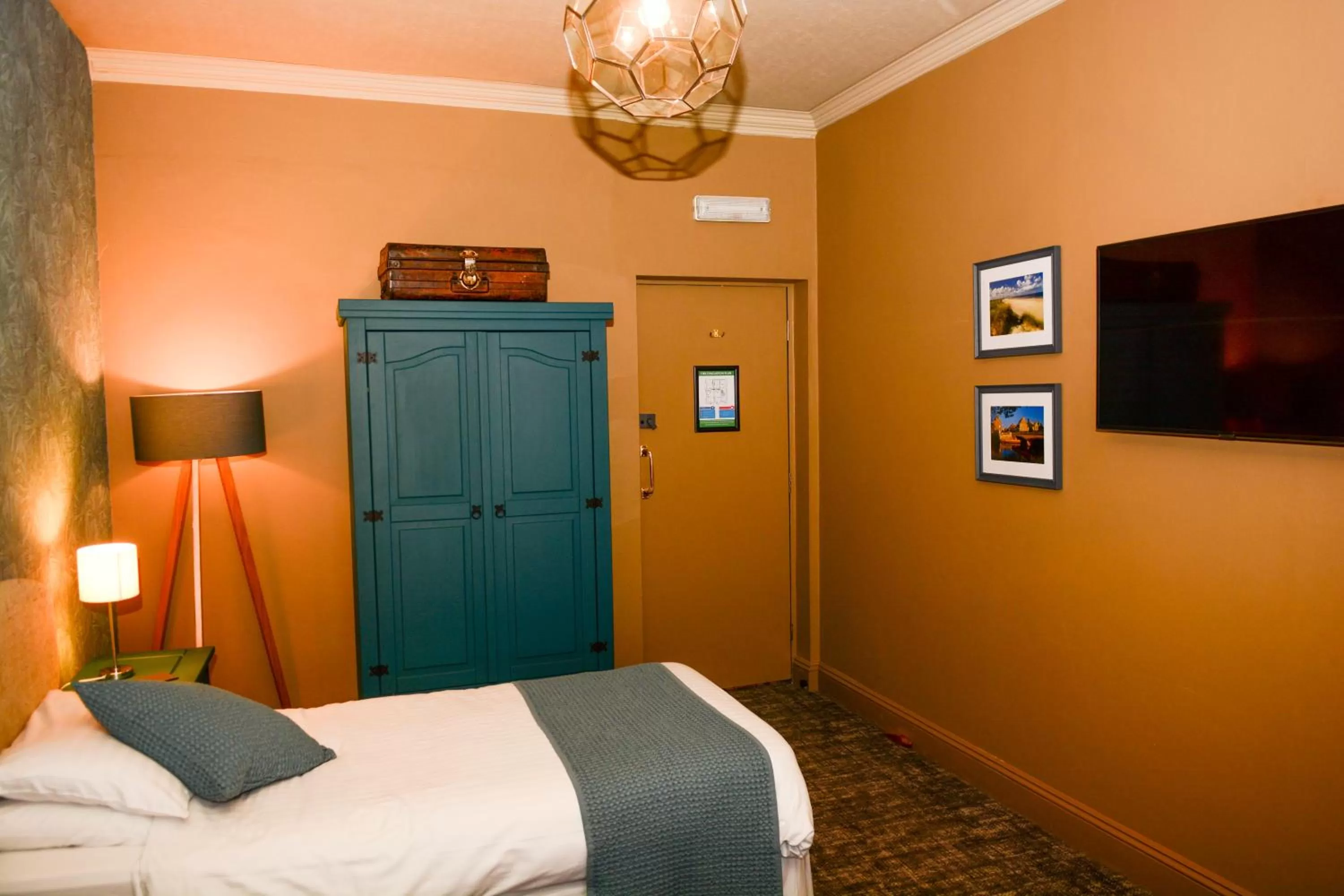 Bedroom, Bed in Plough Inn