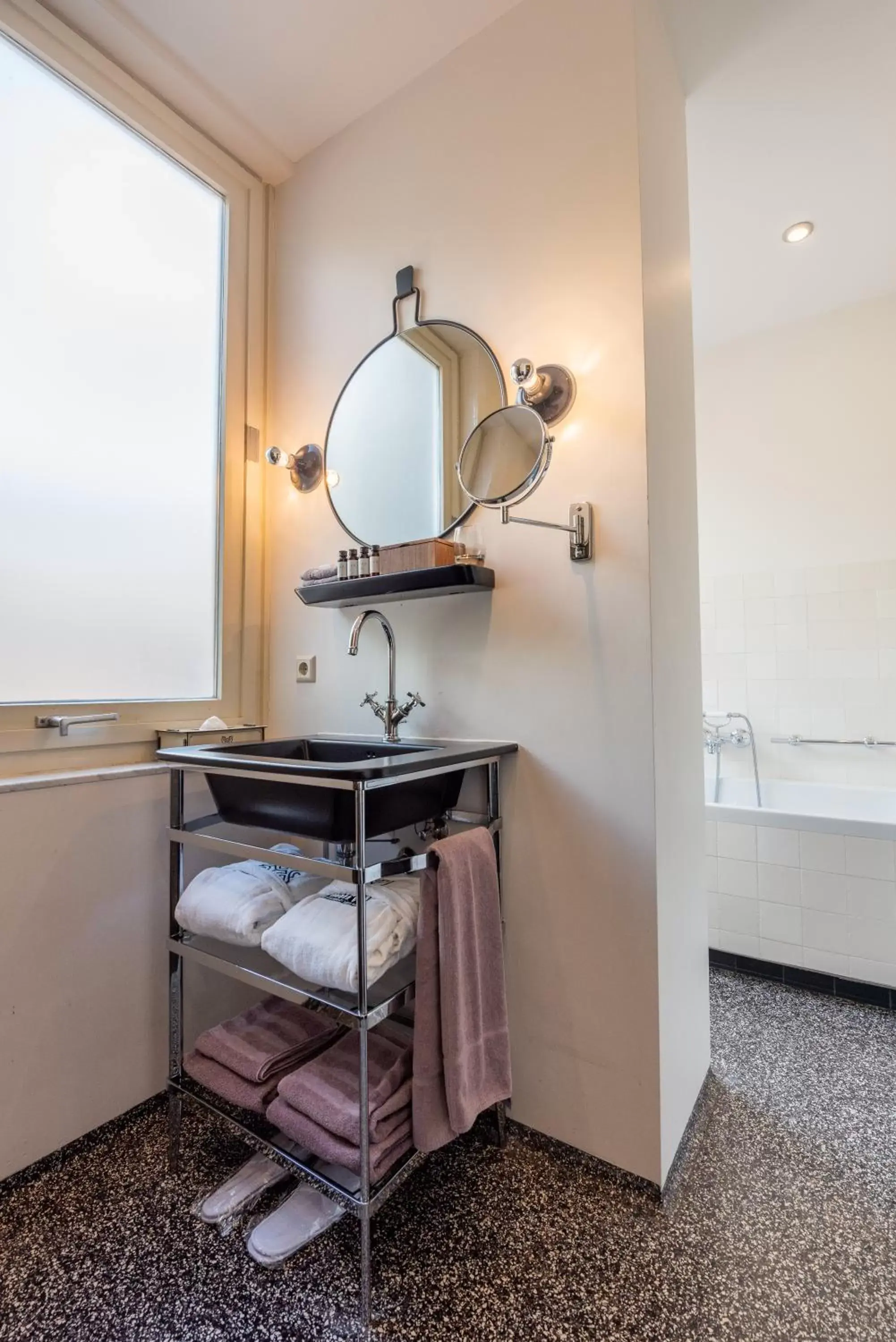 Bathroom, TV/Entertainment Center in Hotel V Nesplein