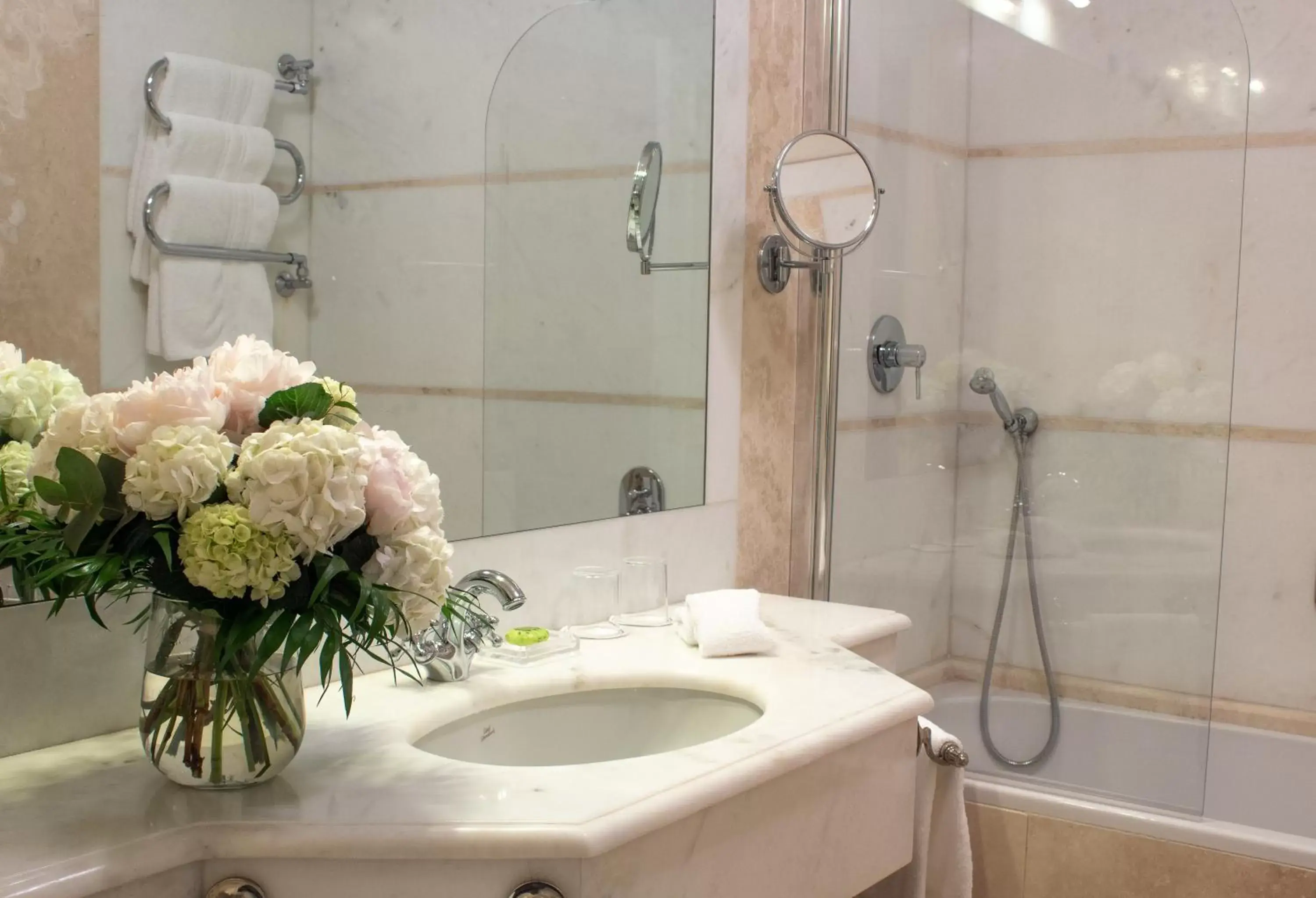 Bathroom in Grand Hotel Continental Siena - Starhotels Collezione