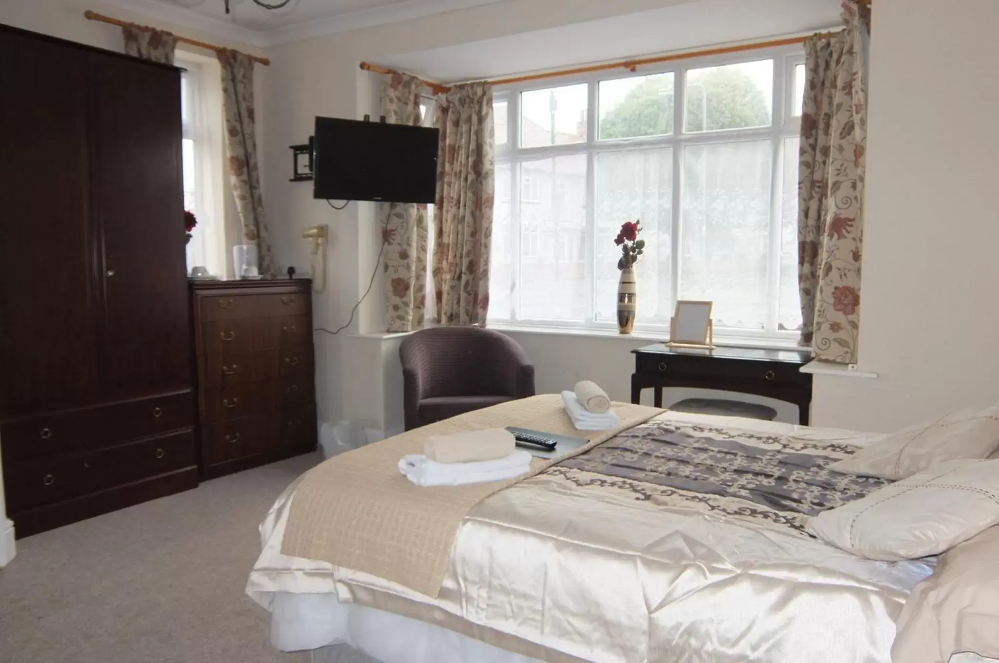 Property building, Bed in The Monsell Hotel