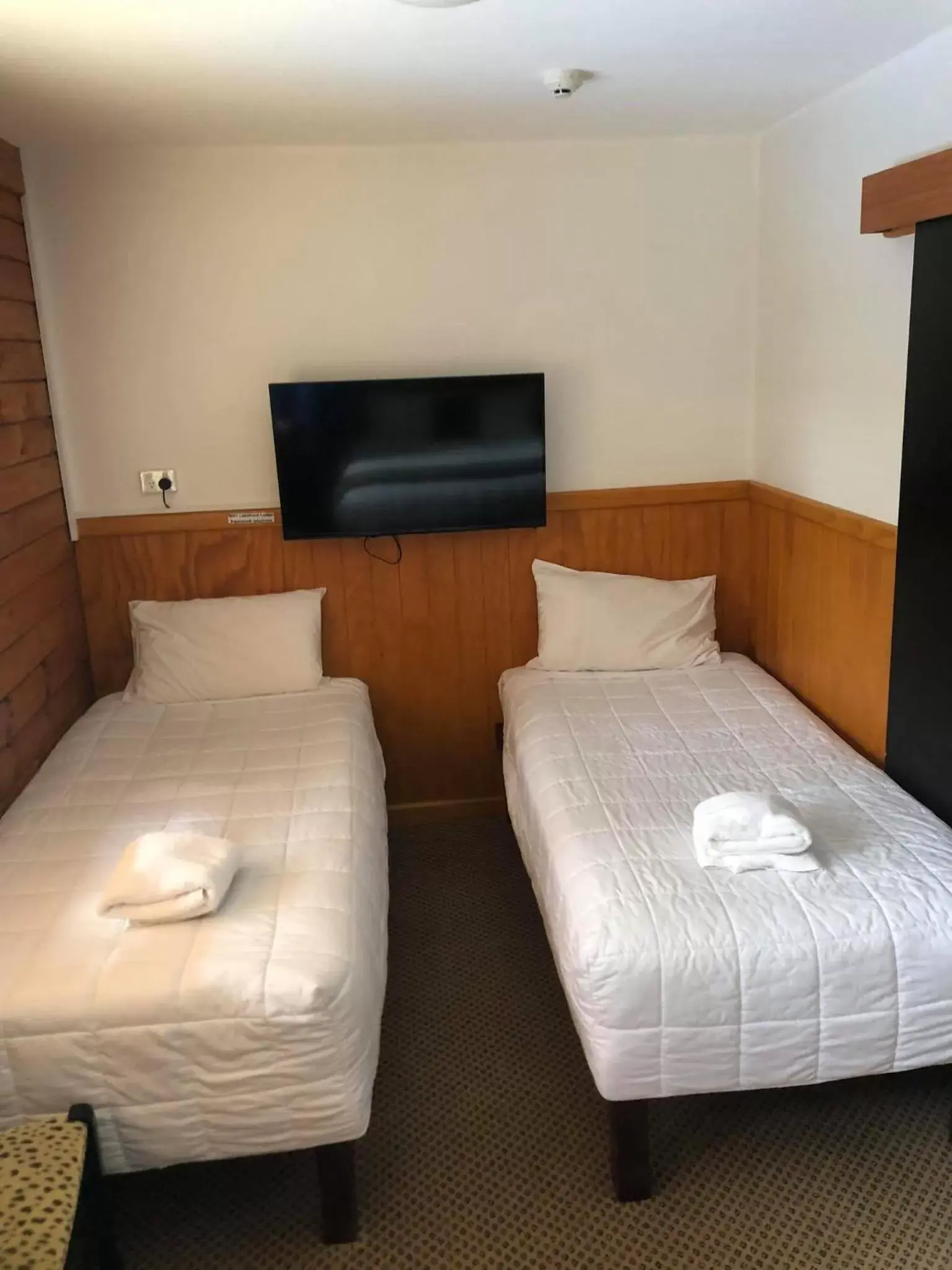 Bed in Lakefront Lodge Taupo