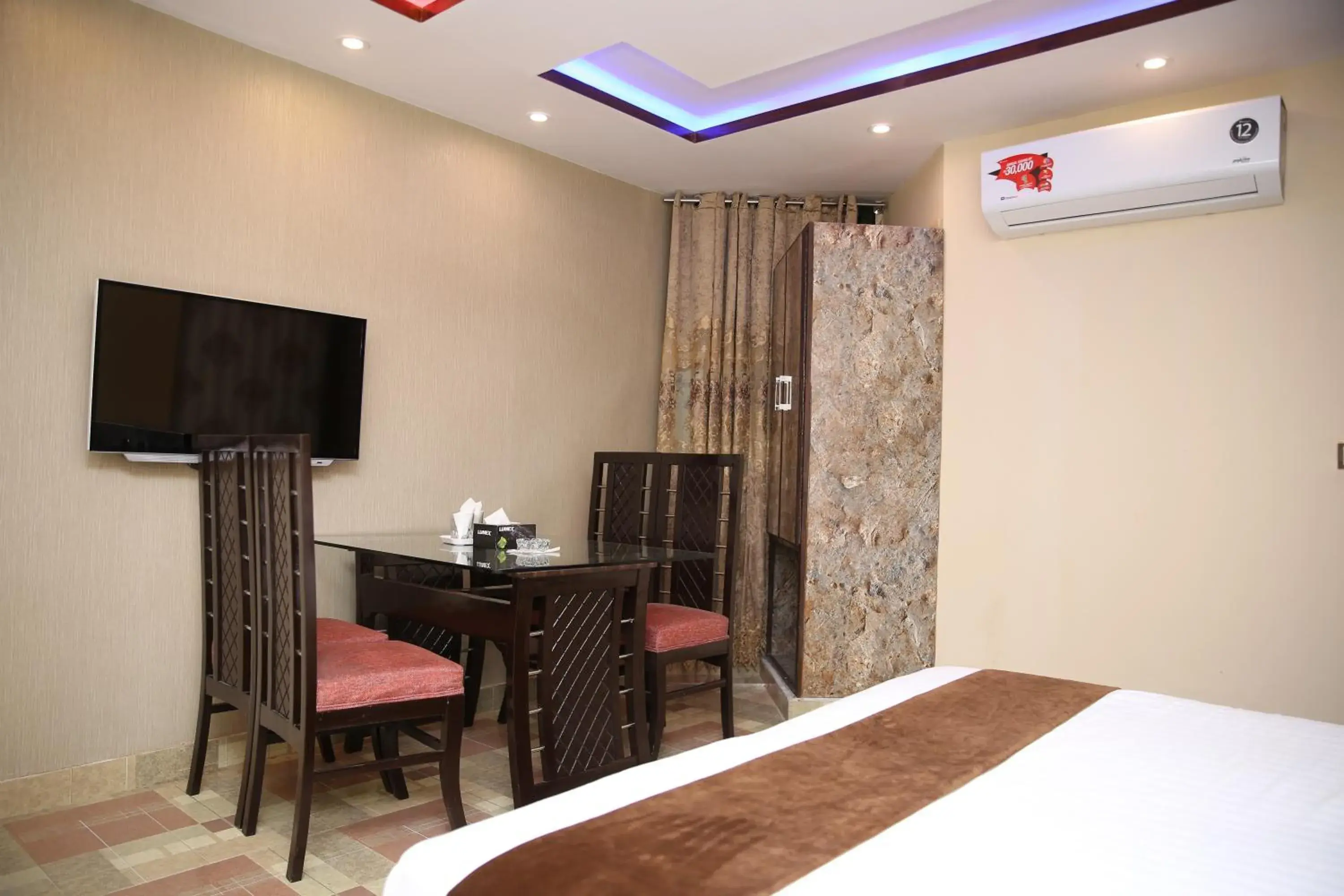 Communal lounge/ TV room, Bed in Hotel Premier Inn Gulberg