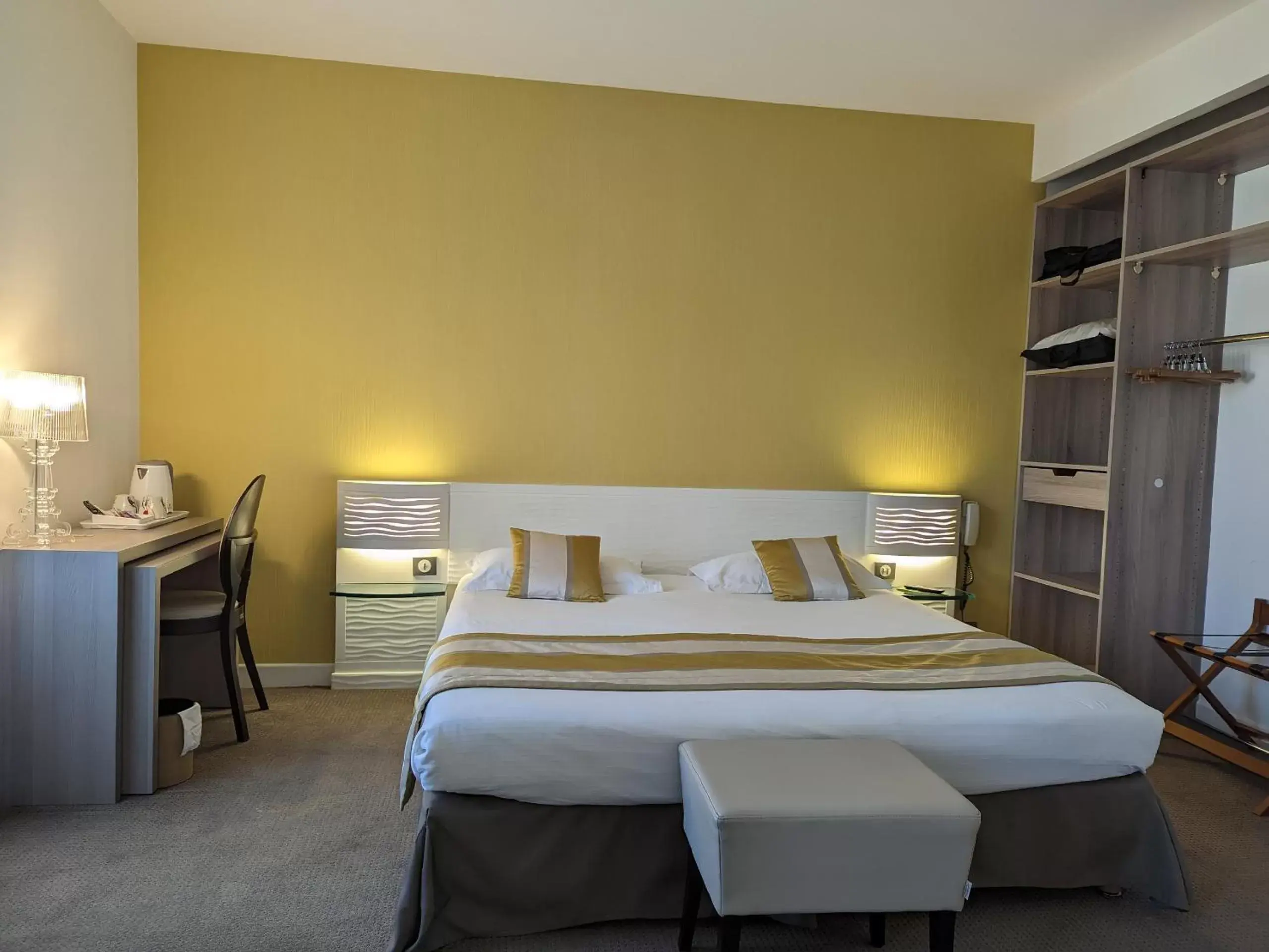 Bed in Arverna Cit'Hotel Vichy