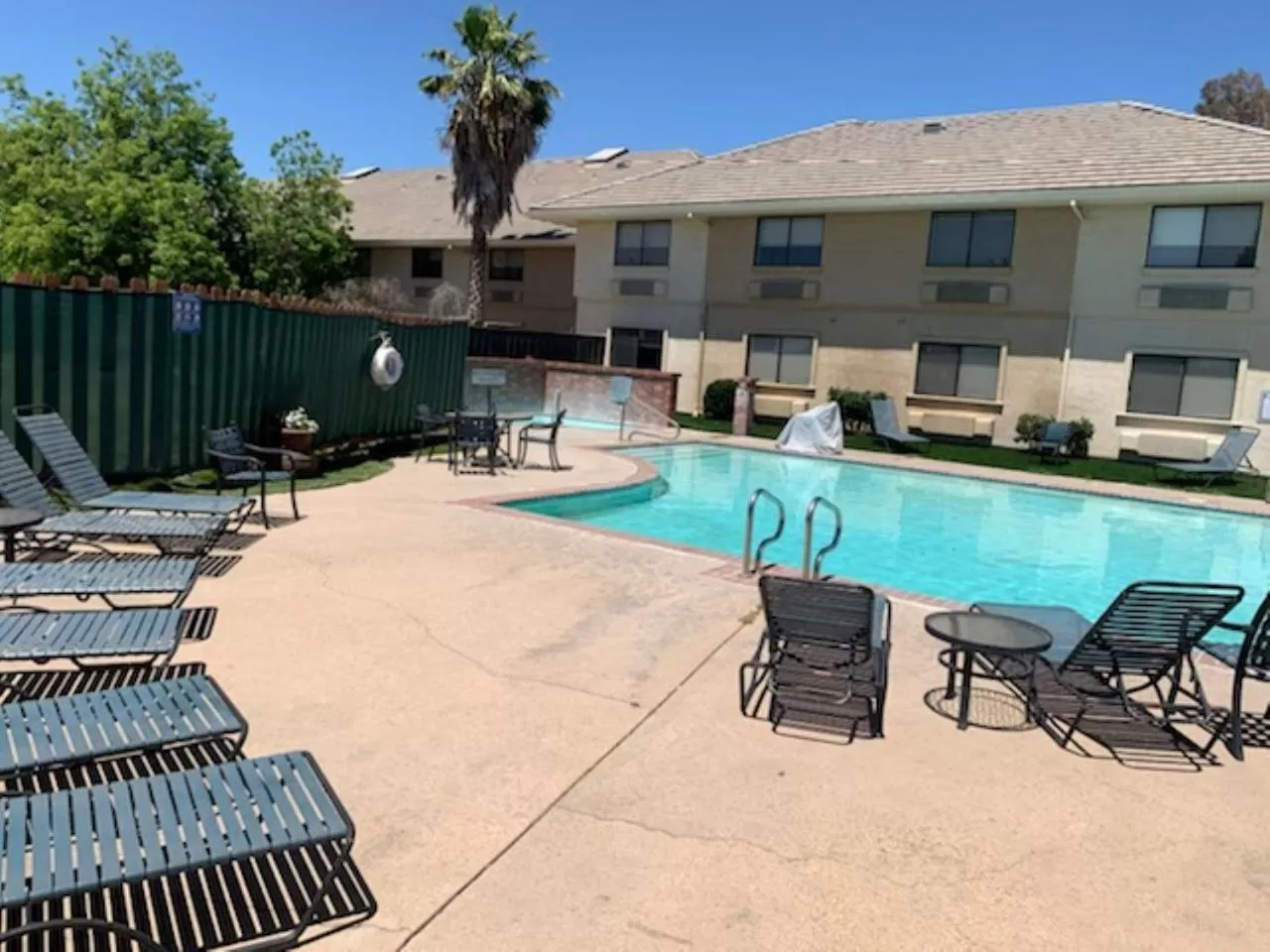 Swimming Pool in Modesto Hotel - Gateway to Yosemite