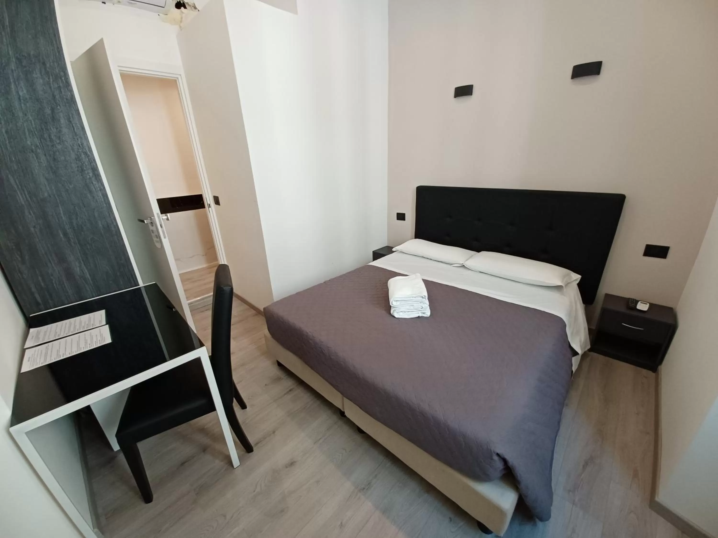 Bedroom, Bed in Hotel Mimosa Pantheon