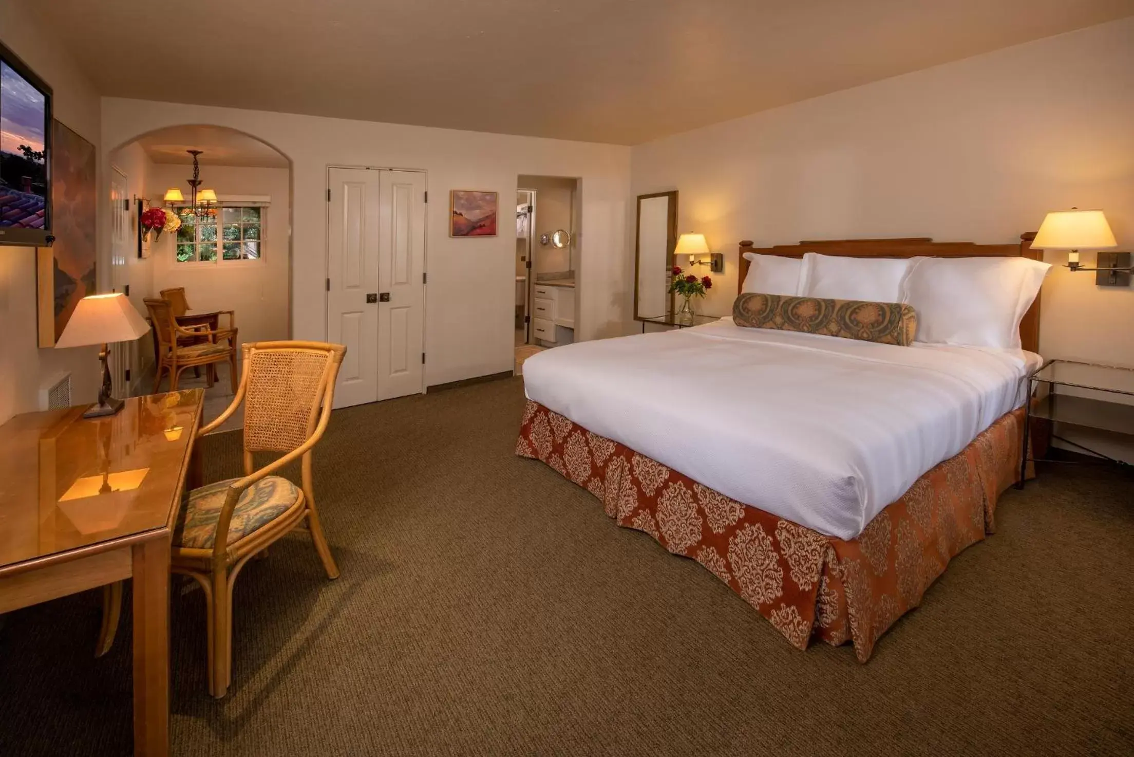 Photo of the whole room, Bed in Horizon Inn & Ocean View Lodge