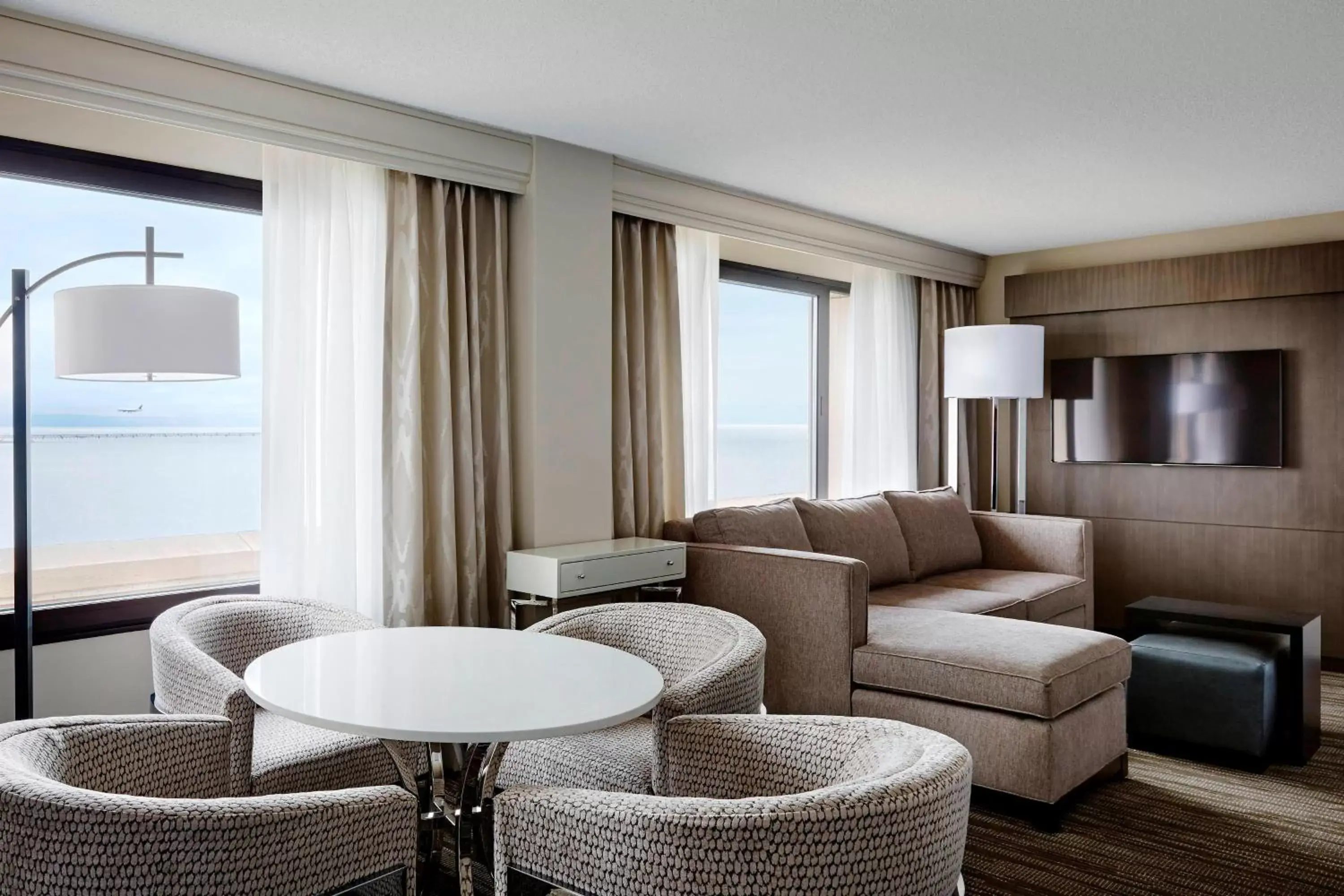Photo of the whole room, Seating Area in San Francisco Airport Marriott Waterfront
