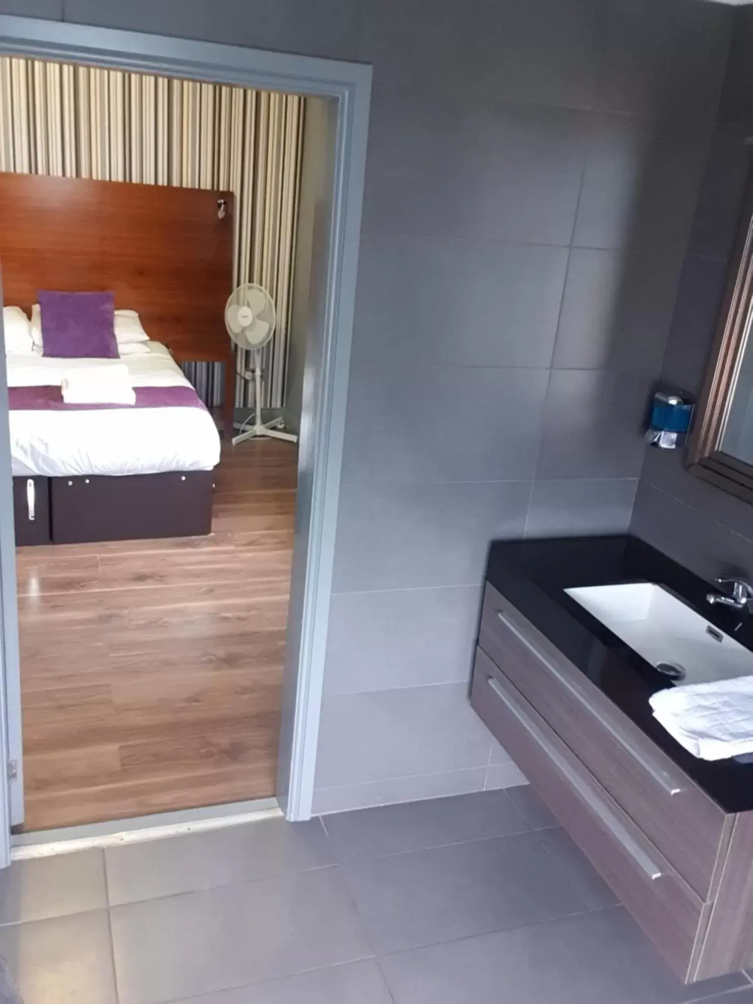 Deluxe Double Room with Shower in Bennetts Hotel Deluxe Double Room with Shower in Bennetts Hotel