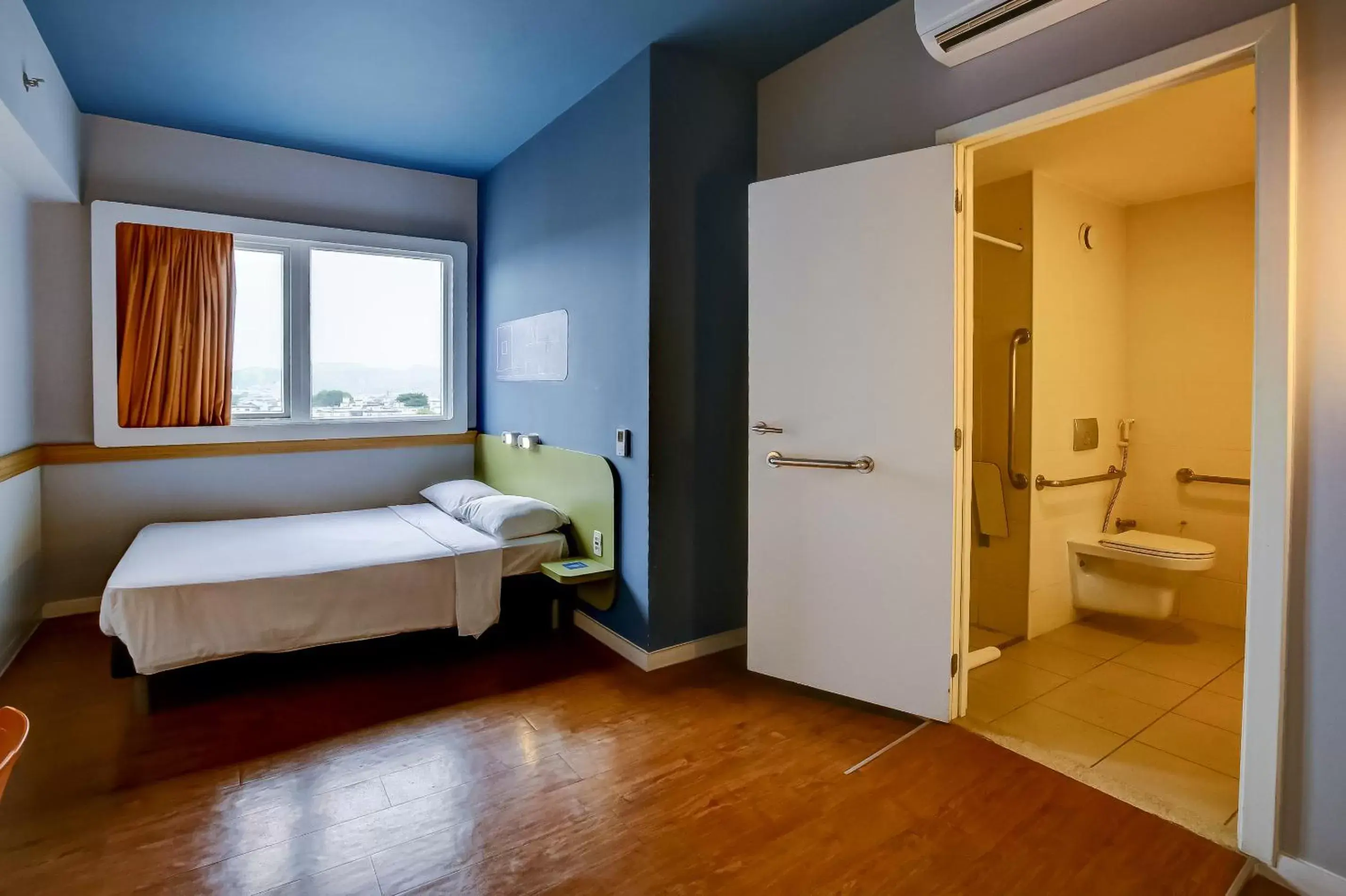 acessibility, Bed in ibis budget Rio de Janeiro Nova America