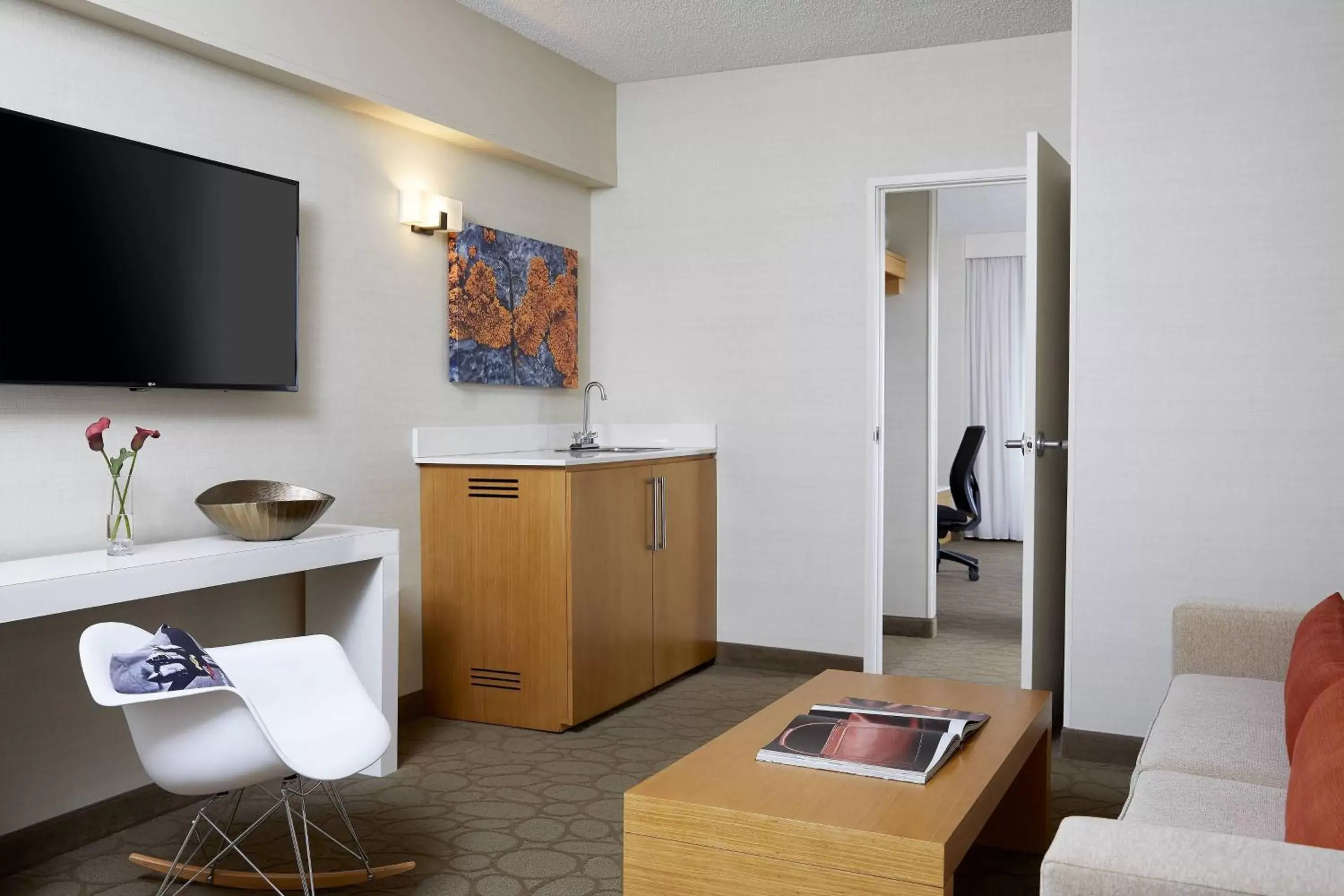 Bedroom, TV/Entertainment Center in Renaissance Chicago Glenview Suites Hotel