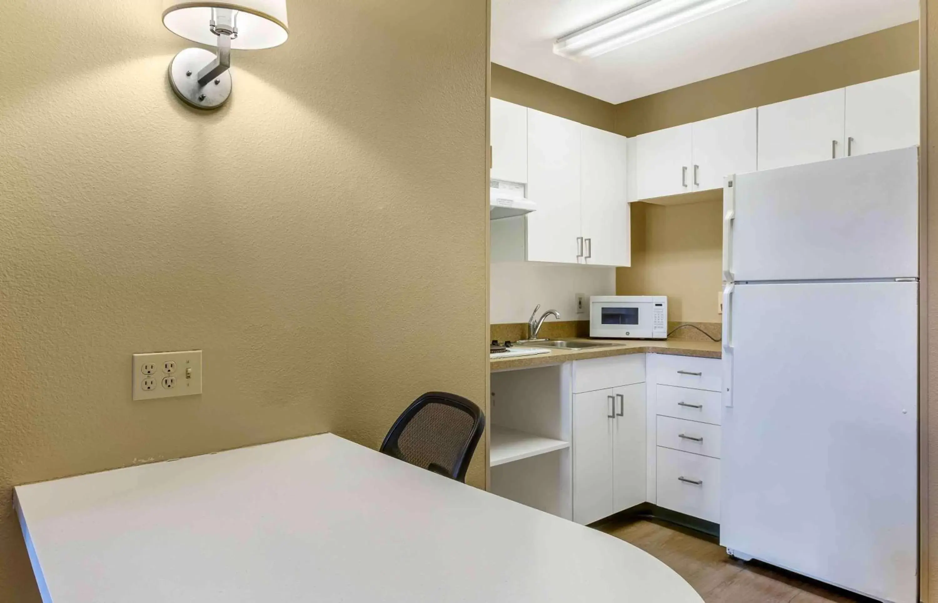 Bedroom, Kitchen/Kitchenette in Extended Stay America Suites - Phoenix - Midtown