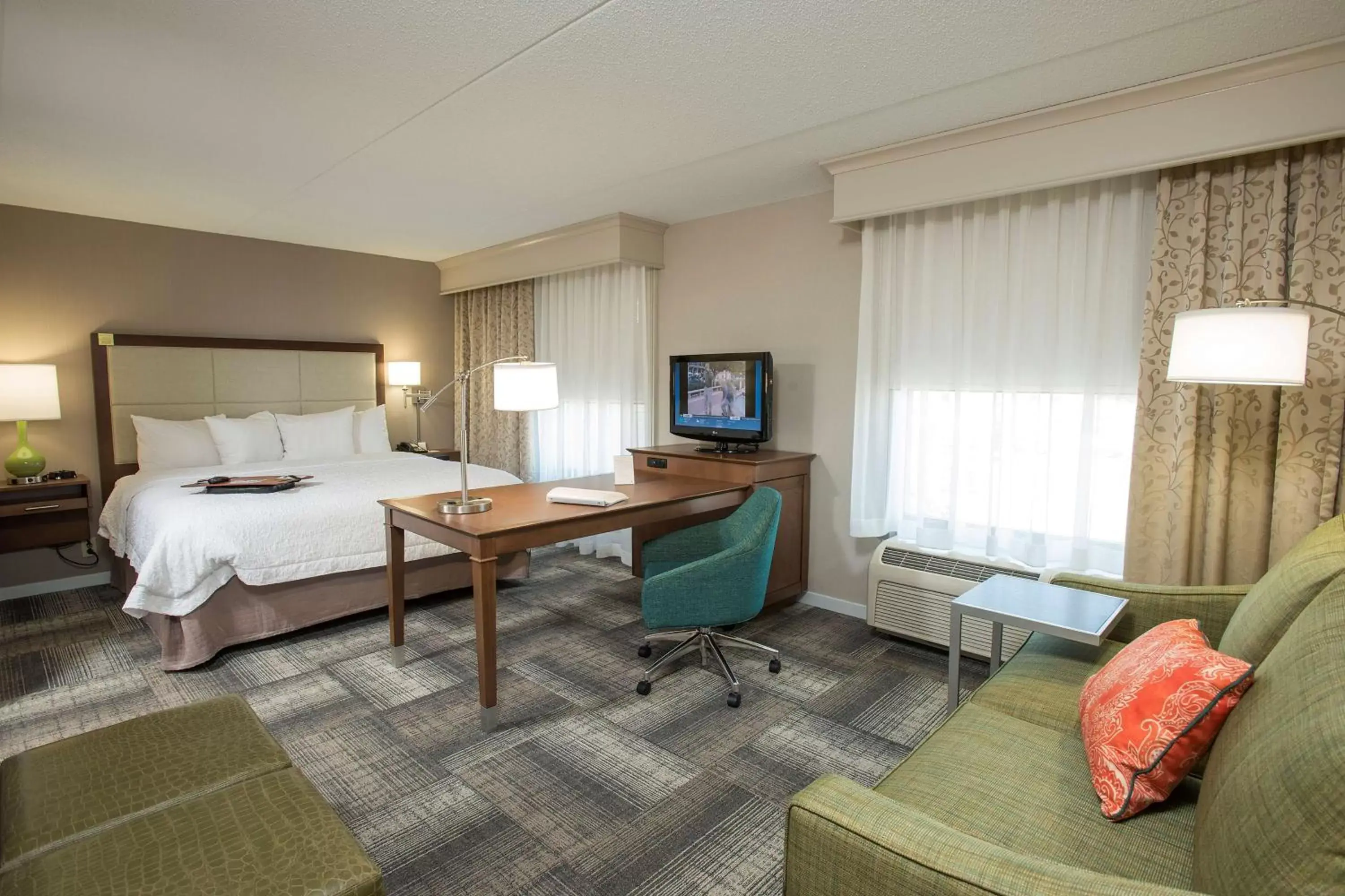 Bedroom, TV/Entertainment Center in Hampton Inn & Suites Cincinnati-Union Centre