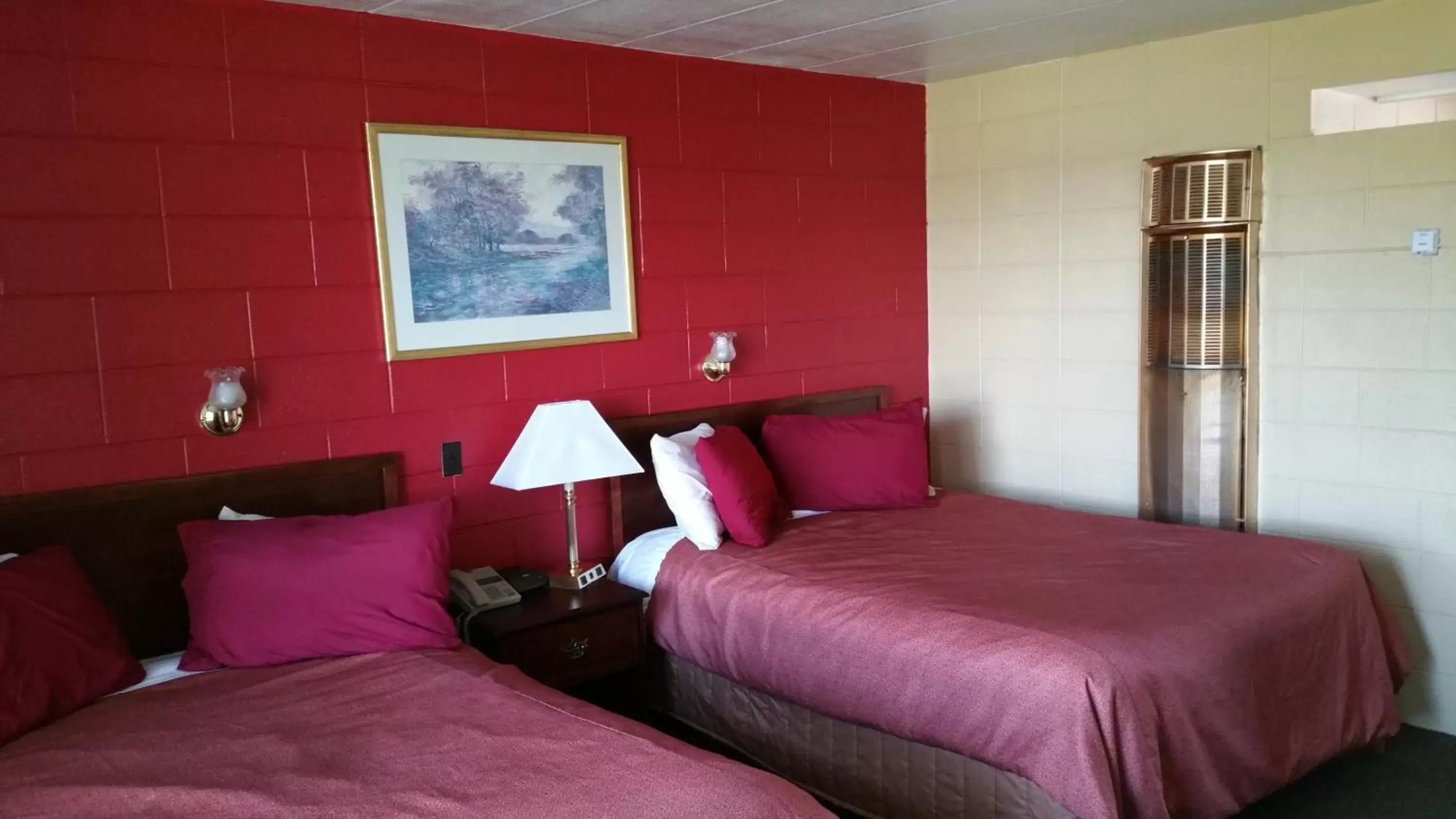 Bed, Room Photo in Riverview Motel