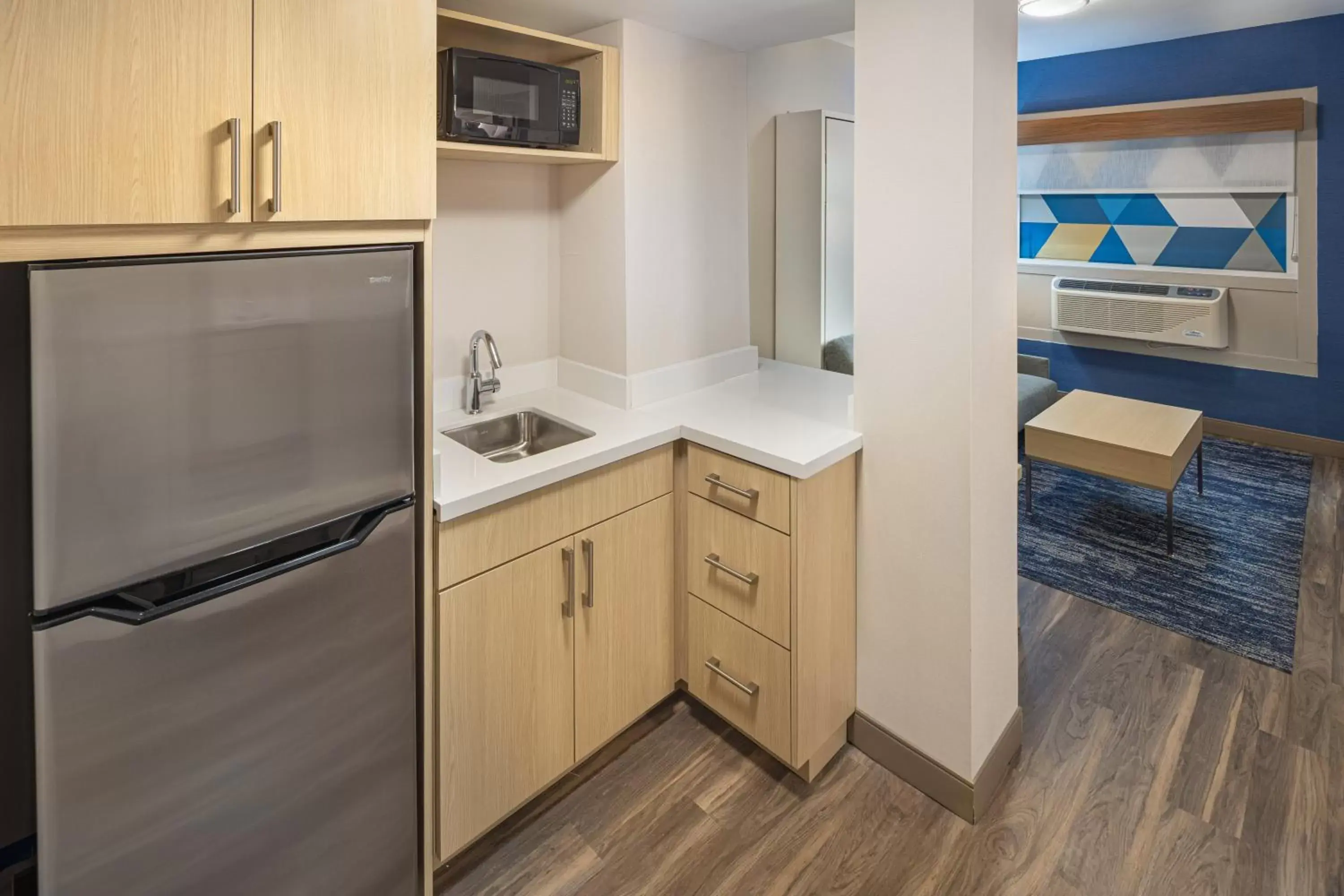 Photo of the whole room, Kitchen/Kitchenette in Holiday Inn Express & Suites - Atlanta Downtown, an IHG Hotel