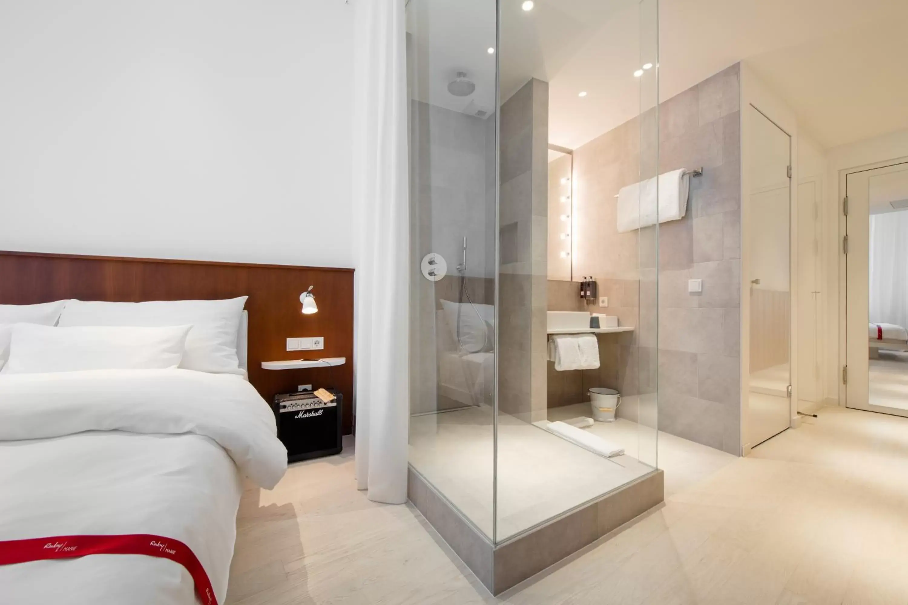 Shower, Bed in Ruby Marie Hotel Vienna