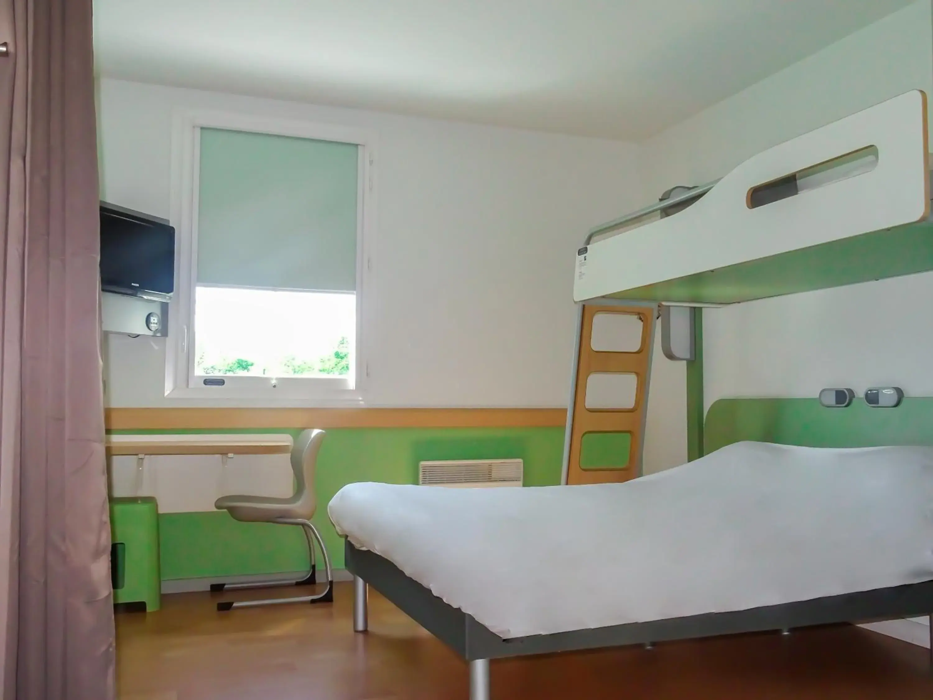 Bed, Bunk Bed in ibis budget Tours Nord