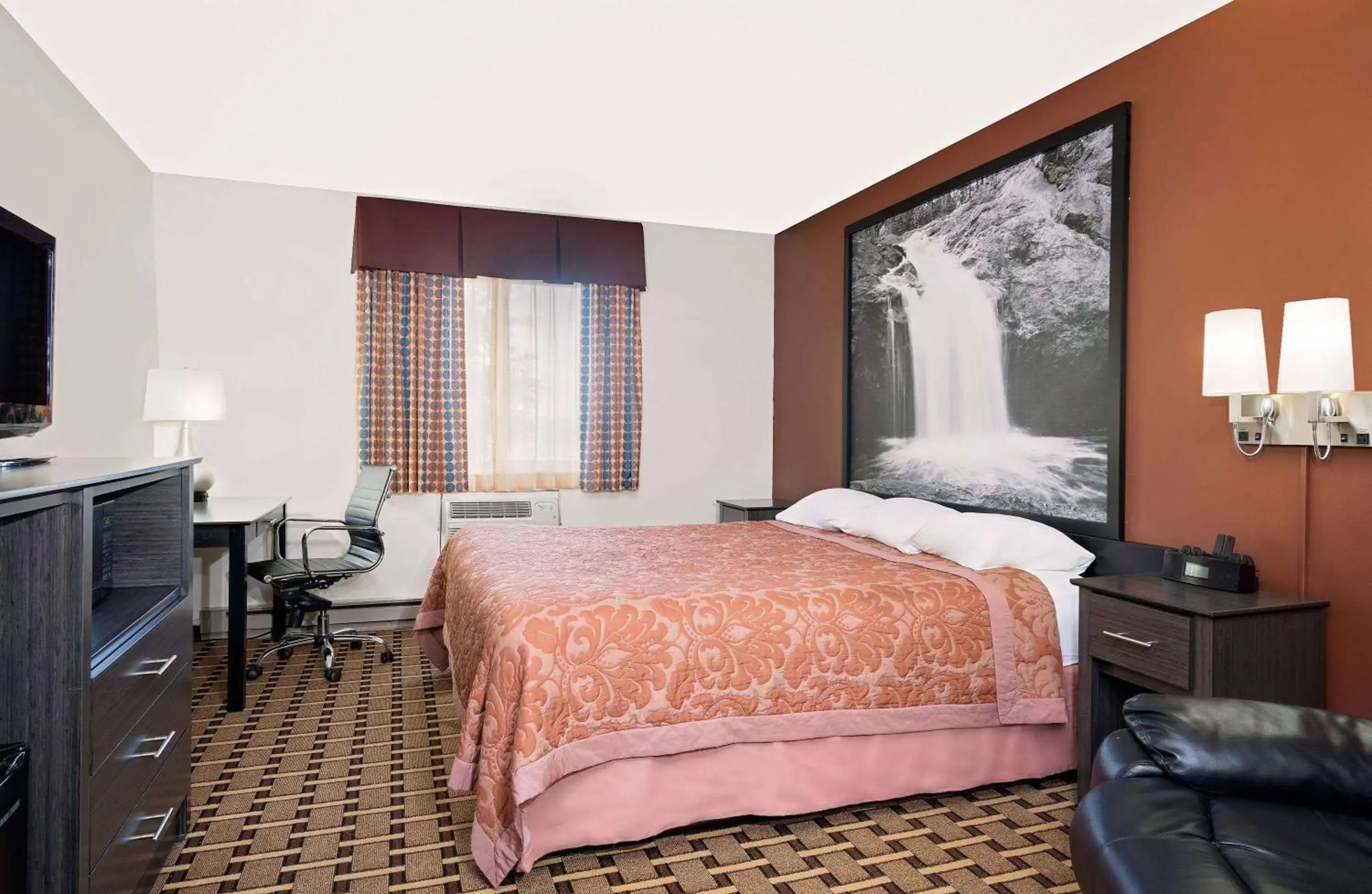 Photo of the whole room, Bed in Super 8 by Wyndham Ashland