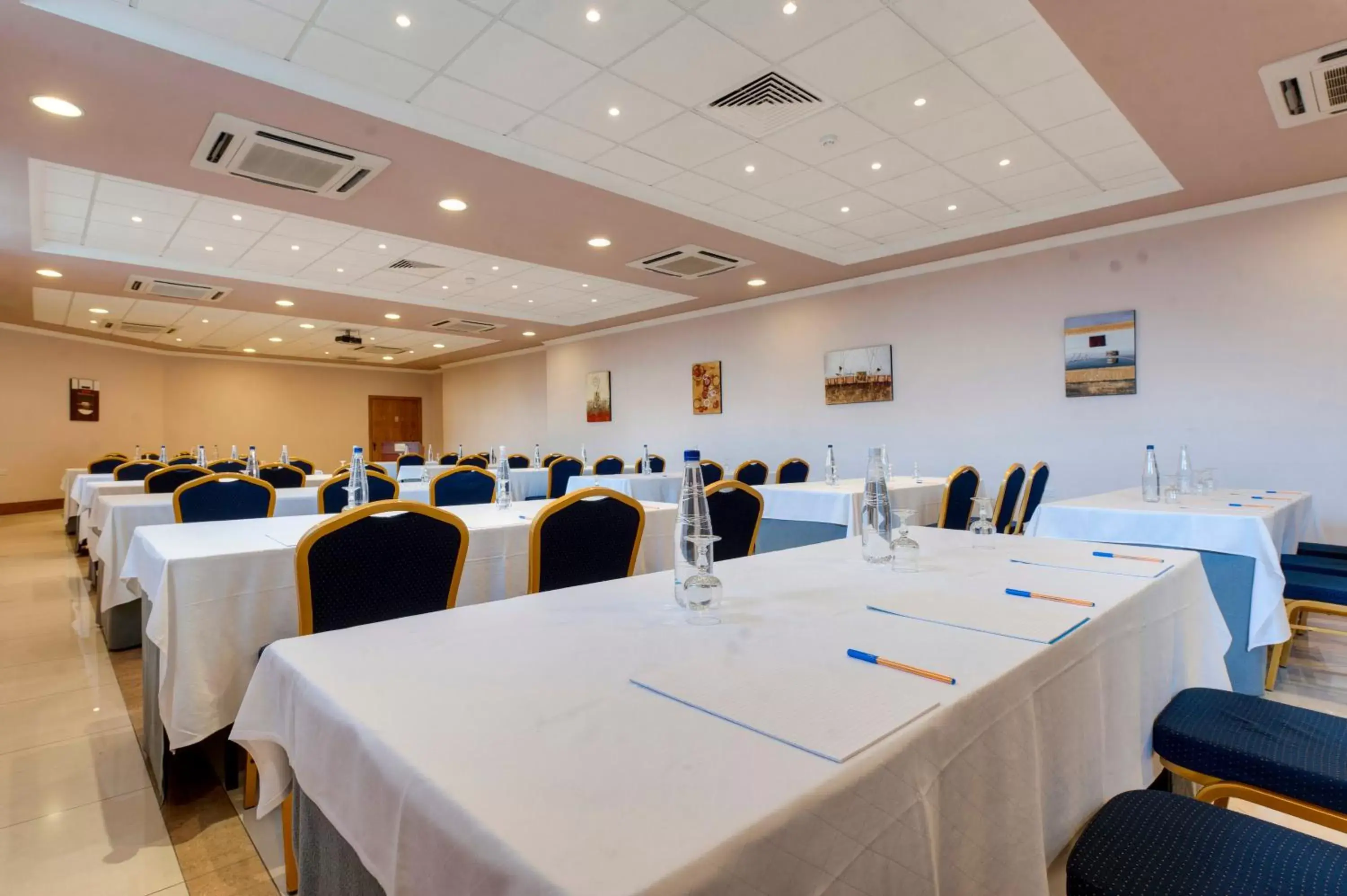 Business facilities in Paradise Bay Resort