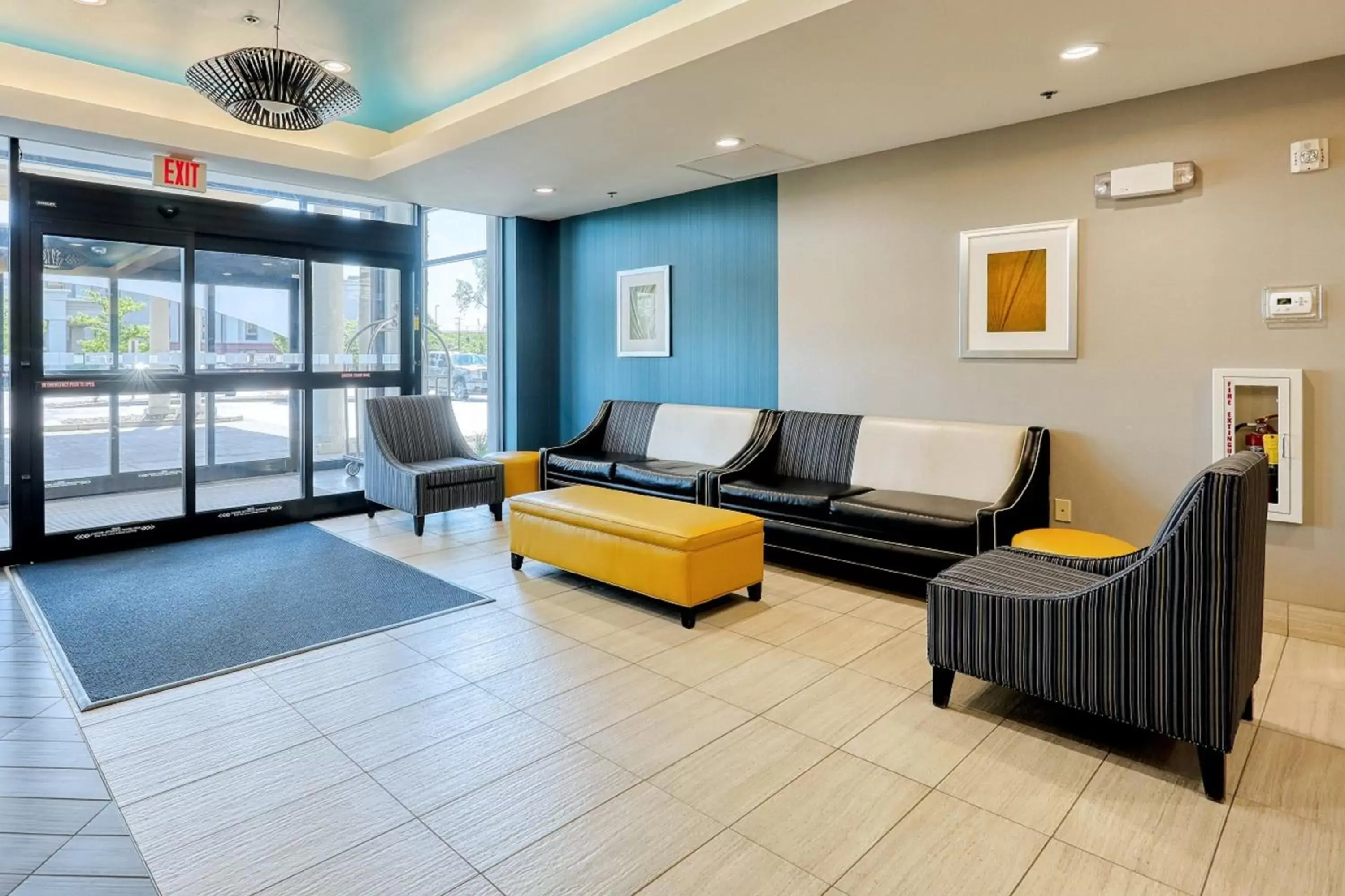 Lobby or reception, Seating Area in Holiday Inn Express and Suites Batavia, an IHG Hotel