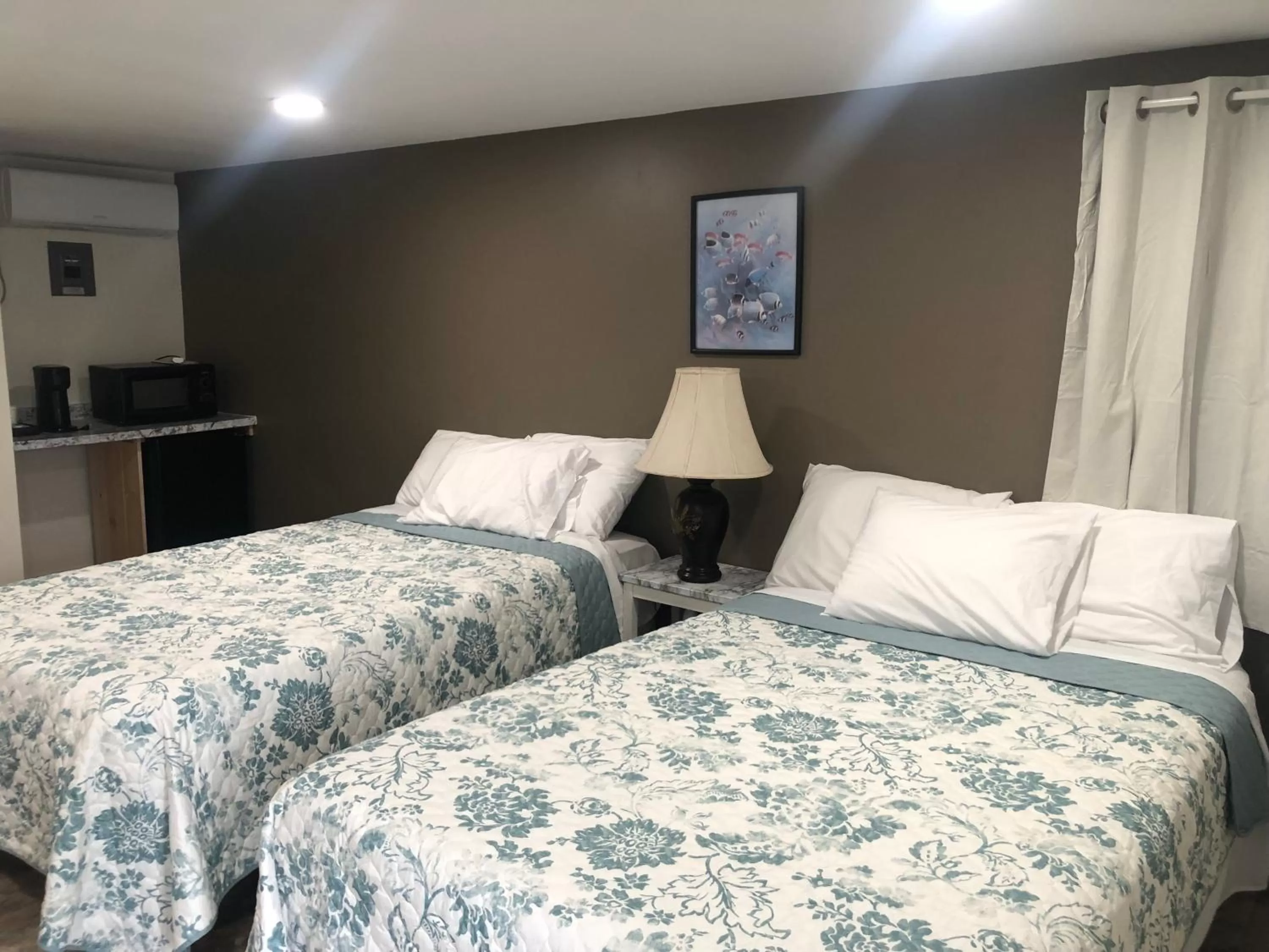 Bed in Herring Run Motel and Tiny Cabins