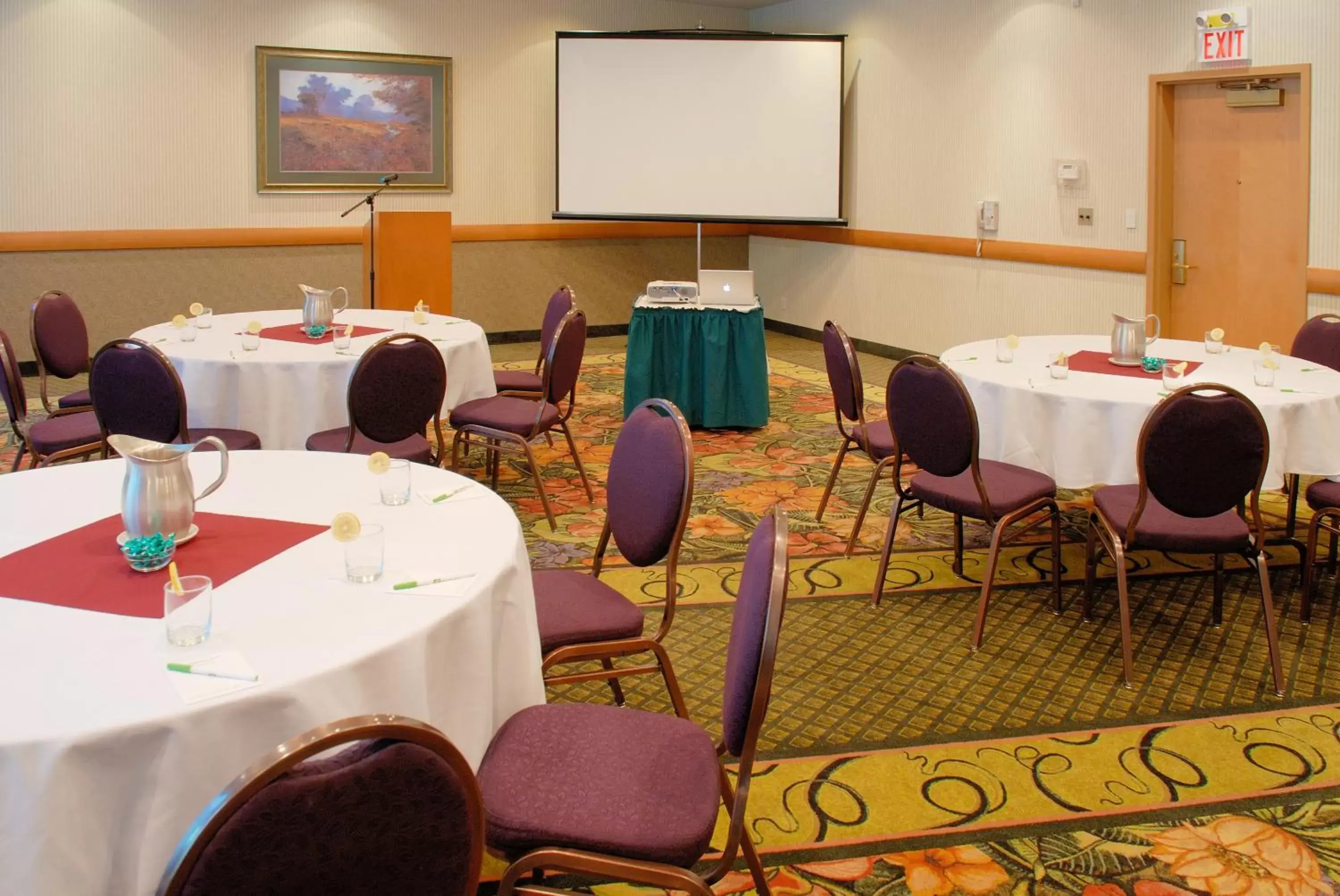 Meeting/conference room in Holiday Inn & Suites North Vancouver, an IHG Hotel