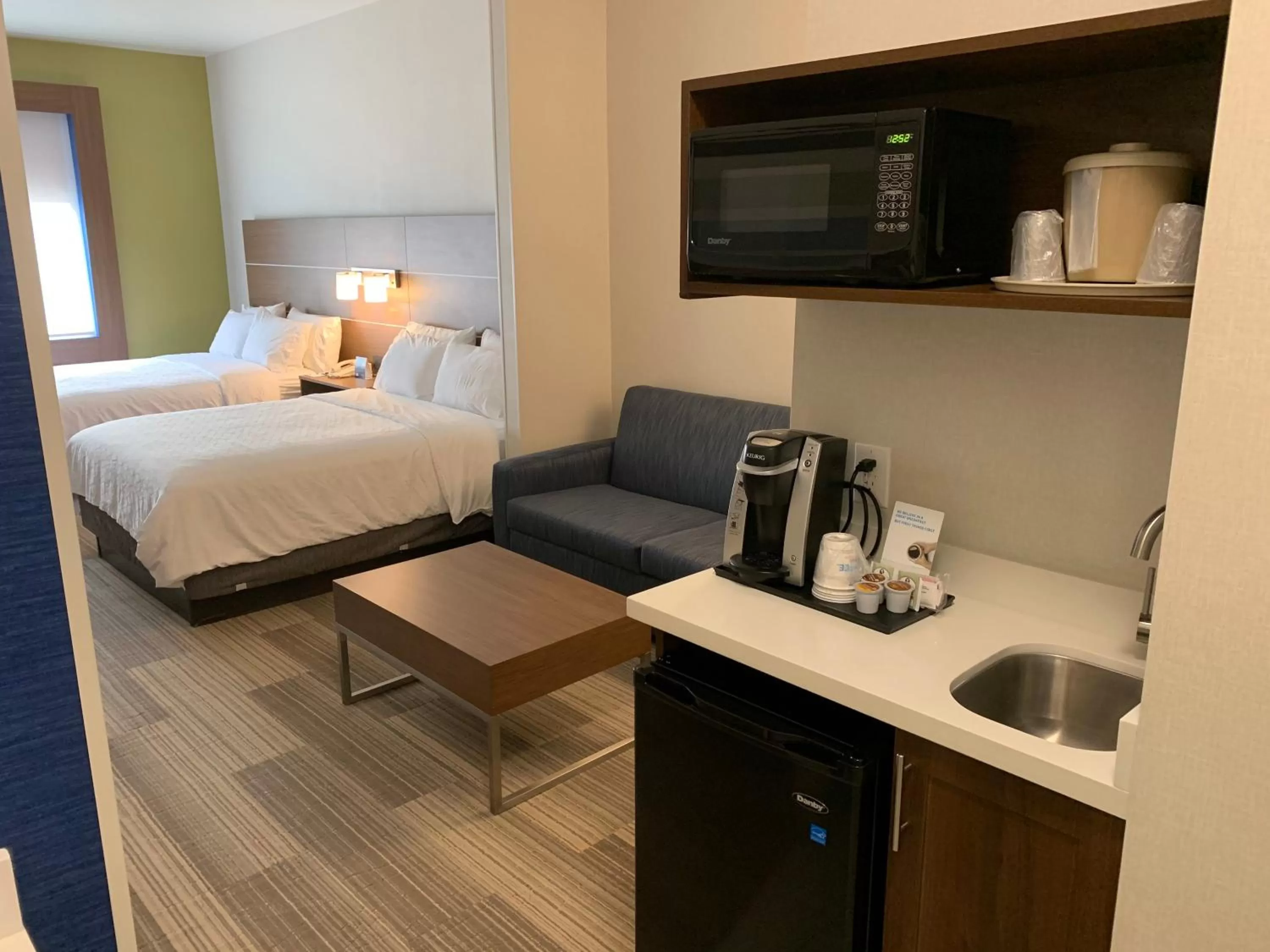 Bedroom, Bed in Holiday Inn Express & Suites Beaumont - Oak Valley by IHG