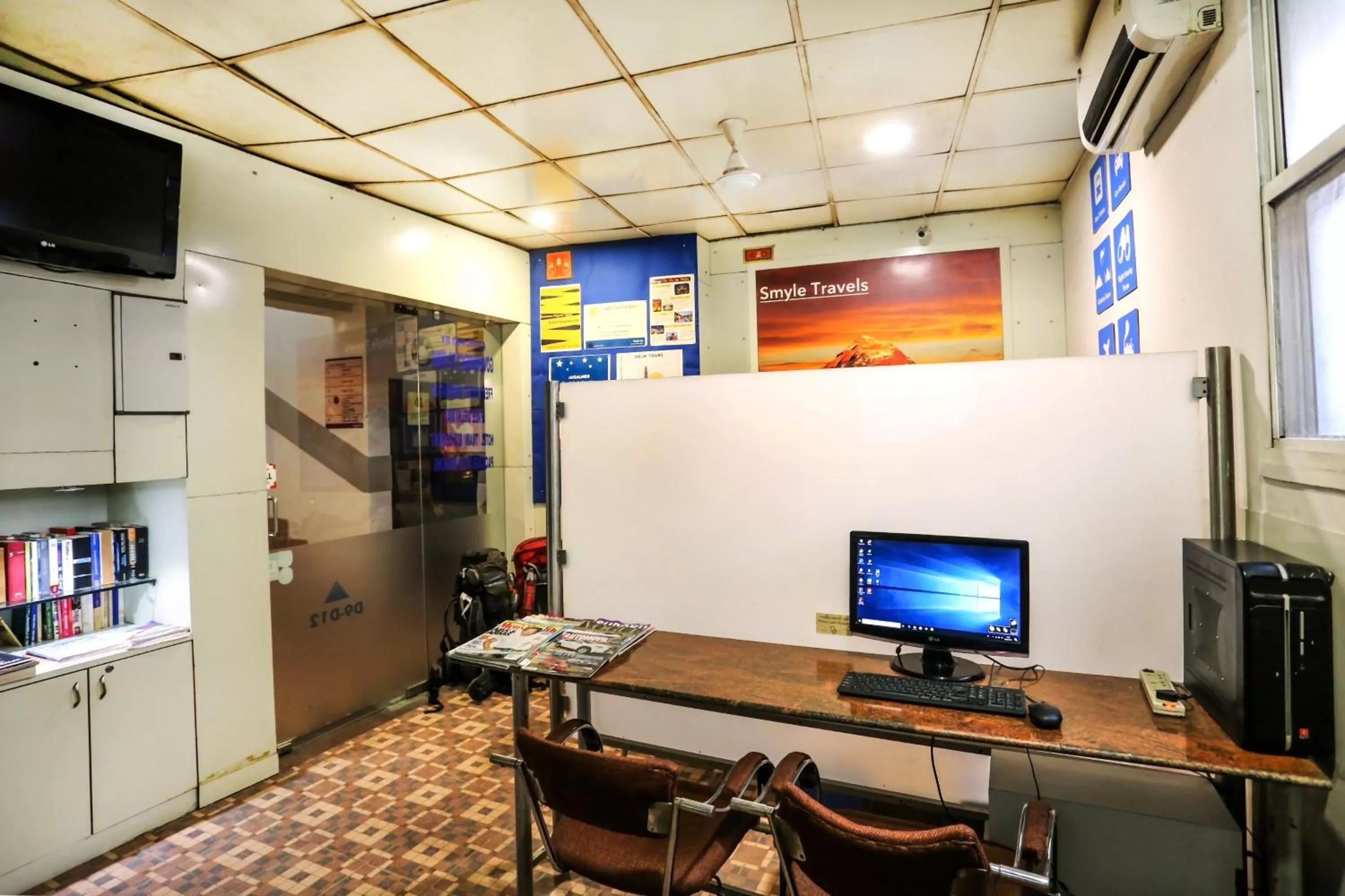 Communal lounge/ TV room in Smyle Inn - Best Value Hotel near New Delhi Station