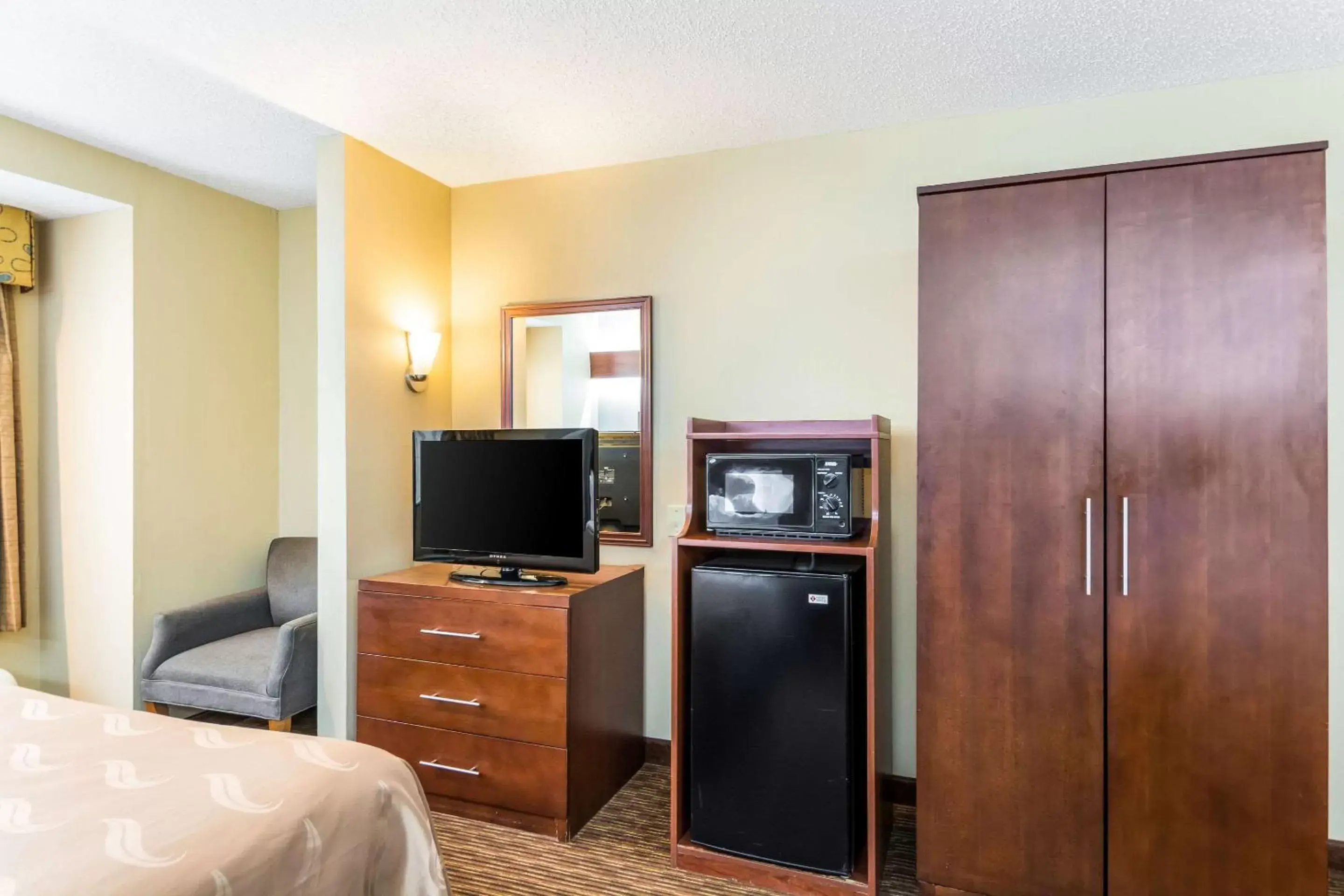 Photo of the whole room, TV/Entertainment Center in Quality Inn Chester - South Richmond