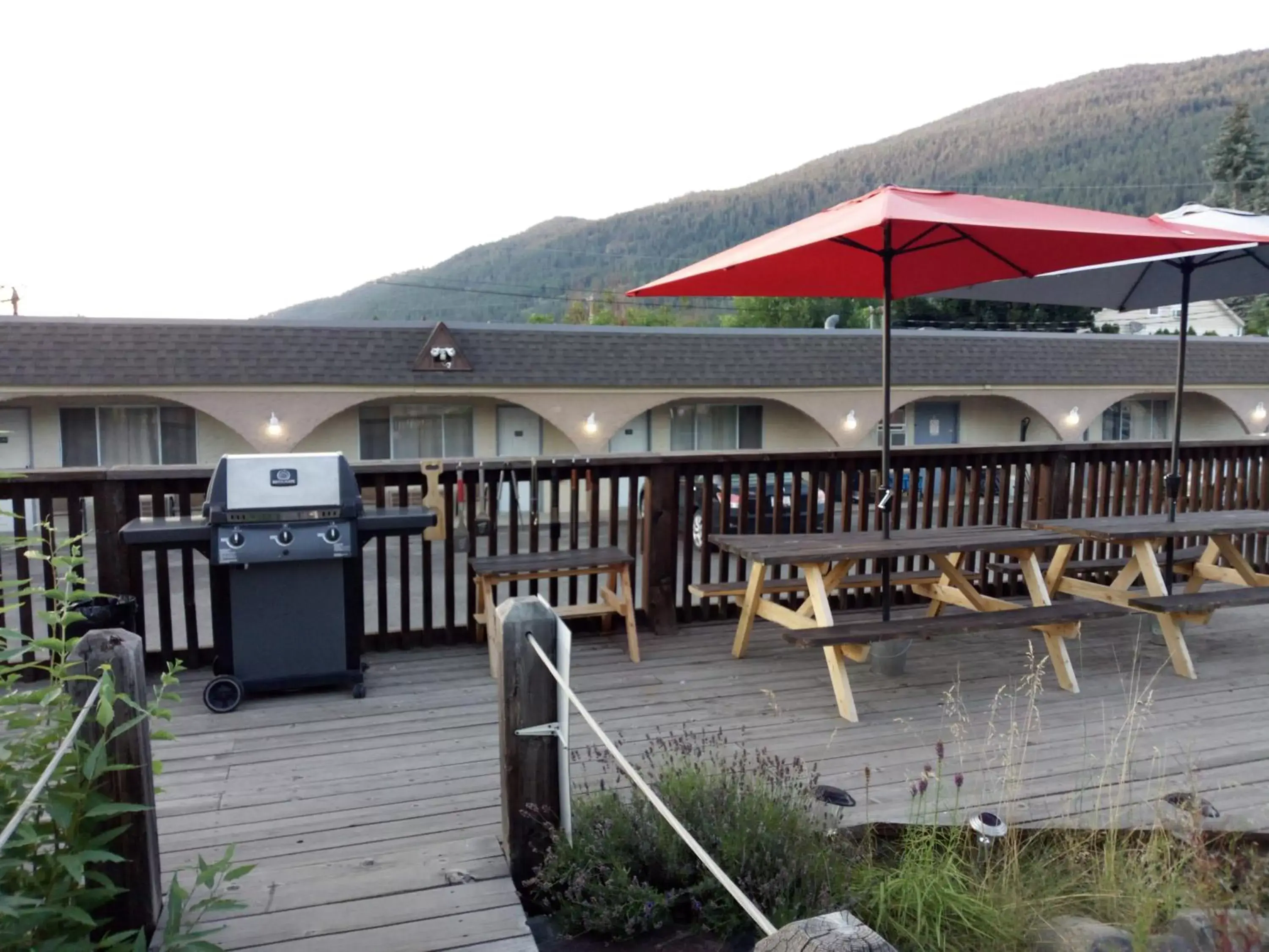 BBQ facilities, Property Building in Magnuson Hotel Creston