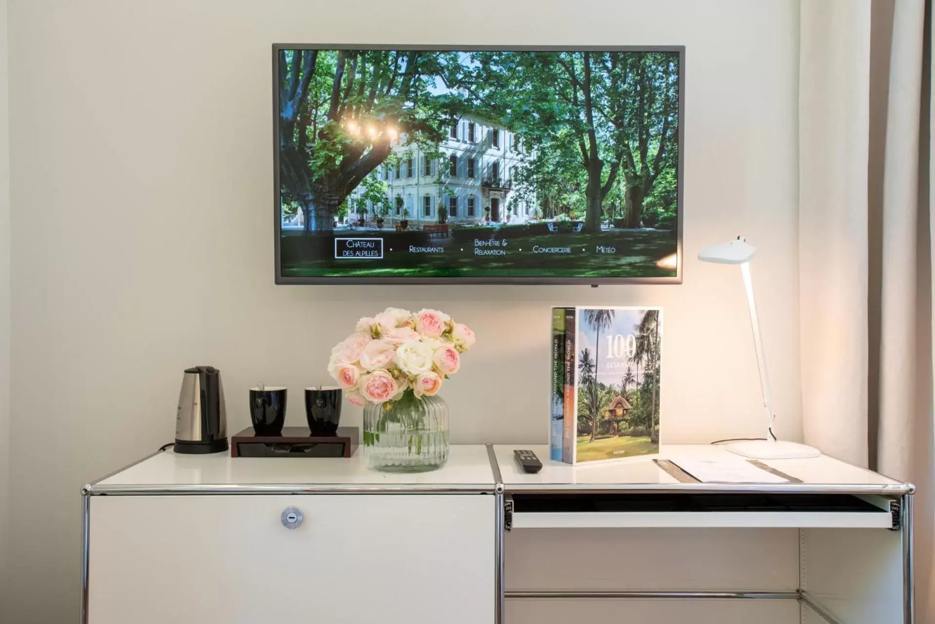 TV/Entertainment Center in Hotel Château Des Alpilles