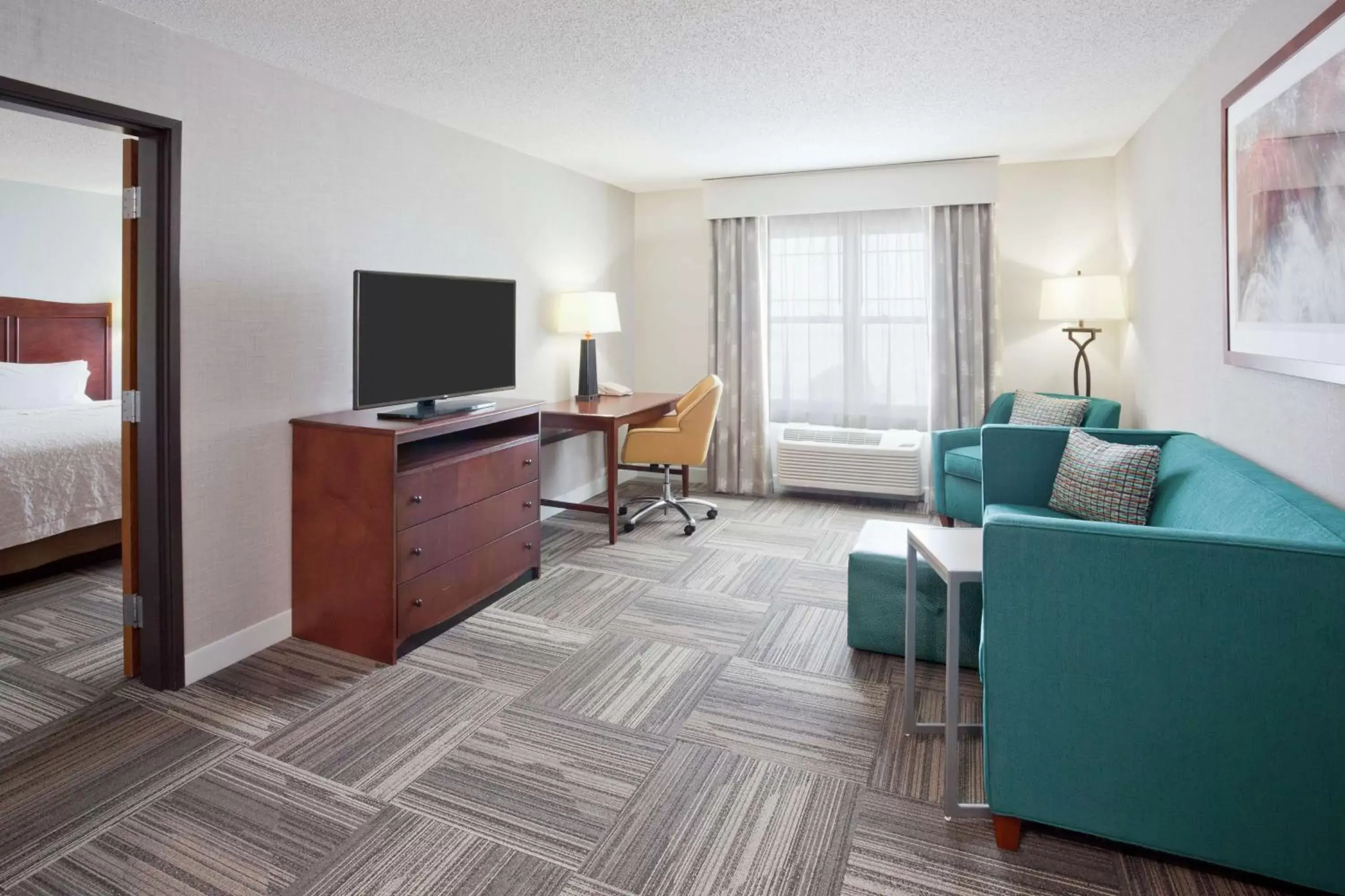 Bedroom, TV/Entertainment Center in Hampton Inn Duluth-Canal Park