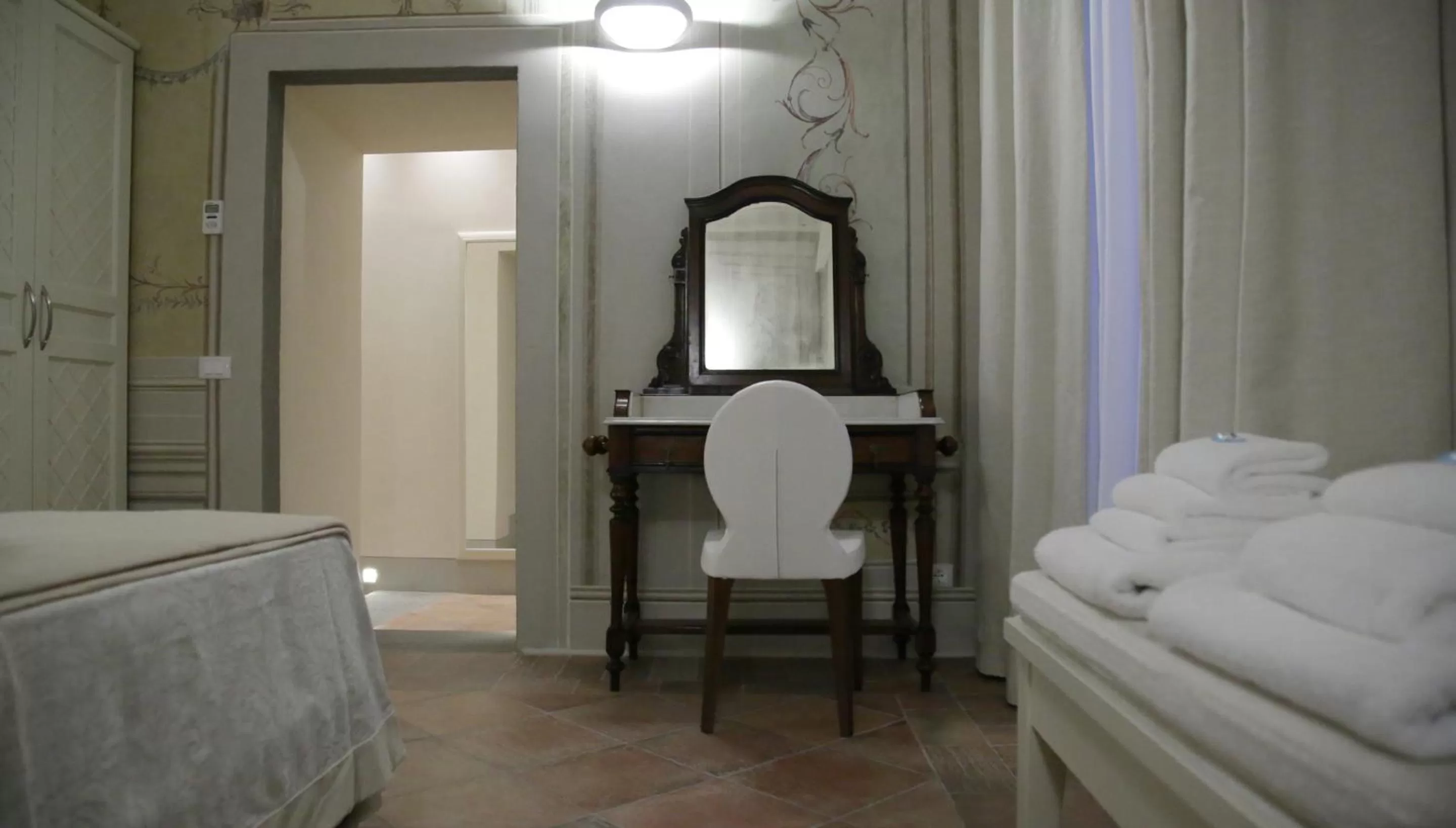 Seating area, Bed in Hotel Renaissance