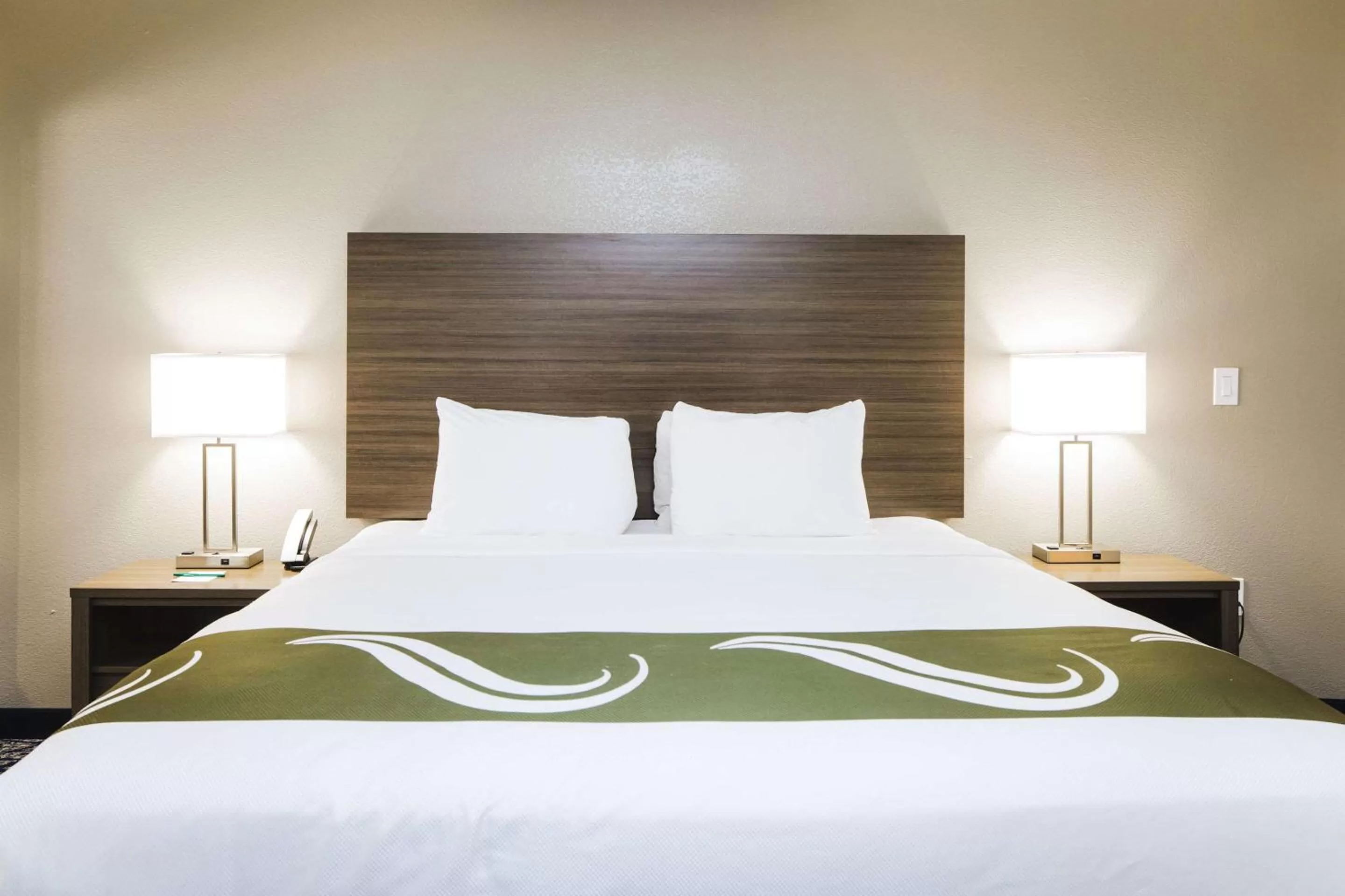 Bedroom in Quality Suites Houston Hobby Airport