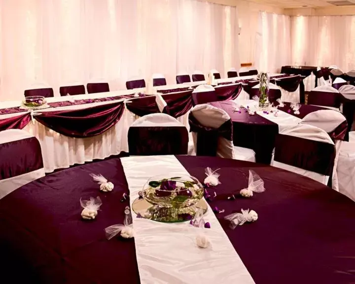 Banquet/Function facilities, Restaurant/Places to Eat in Ramada by Wyndham Marquette