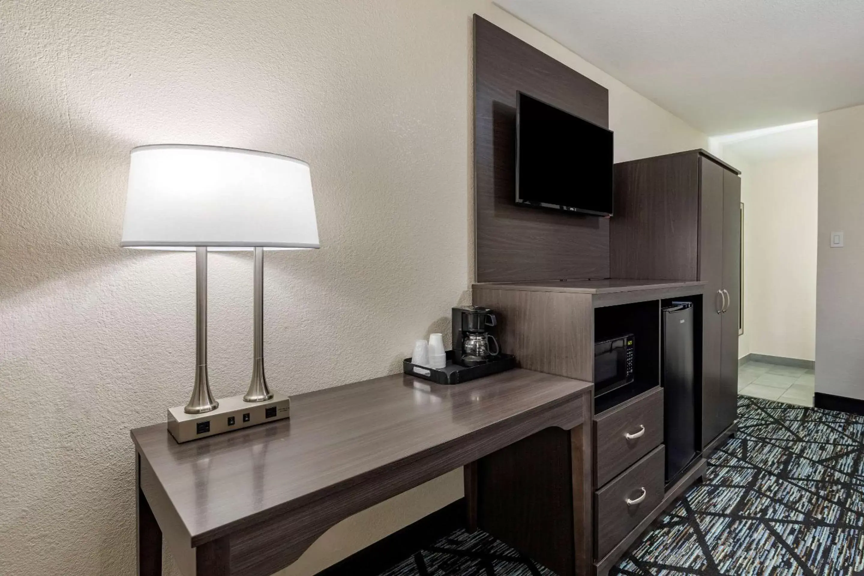 Bedroom, TV/Entertainment Center in Quality Inn