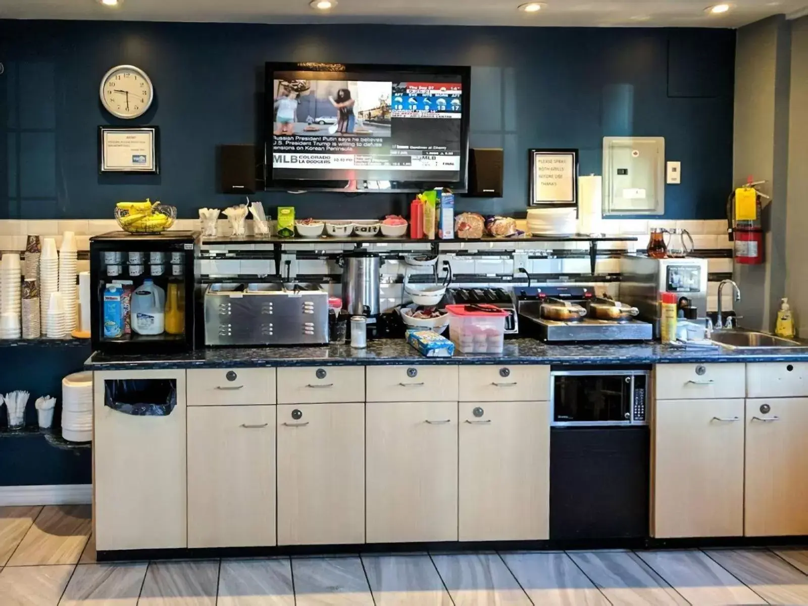 Coffee/tea facilities, Kitchen/Kitchenette in Villager Lodge Niagara Falls