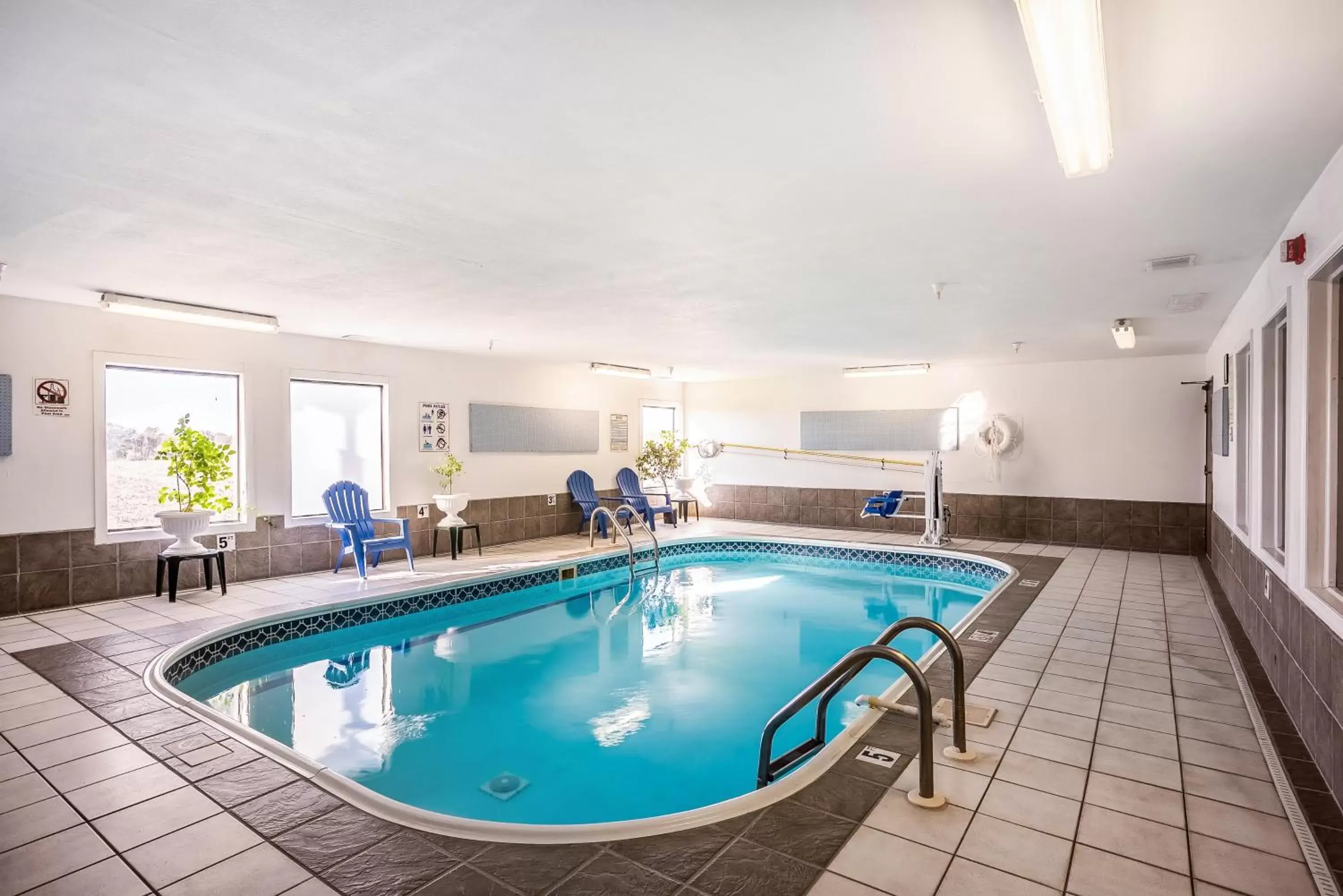 Swimming Pool in Americas Best Value Inn-Galesburg