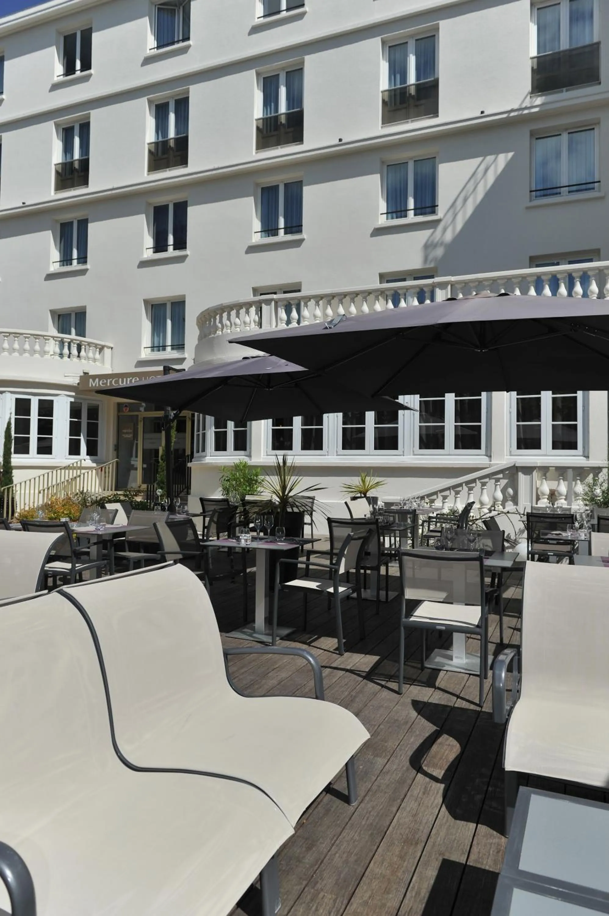 Patio in Mercure Paris Saint Cloud Hippodrome