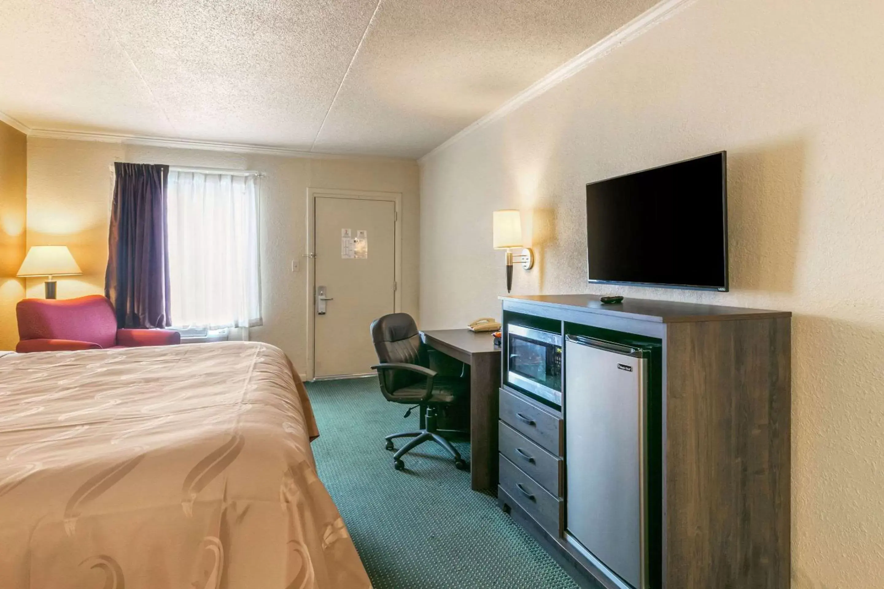 Photo of the whole room, TV/Entertainment Center in Quality Inn Manchester