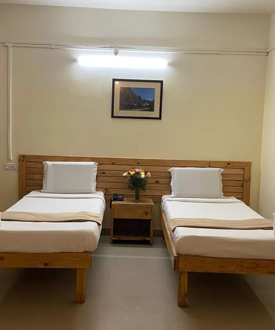 Bed in Hotel Travellers INN
