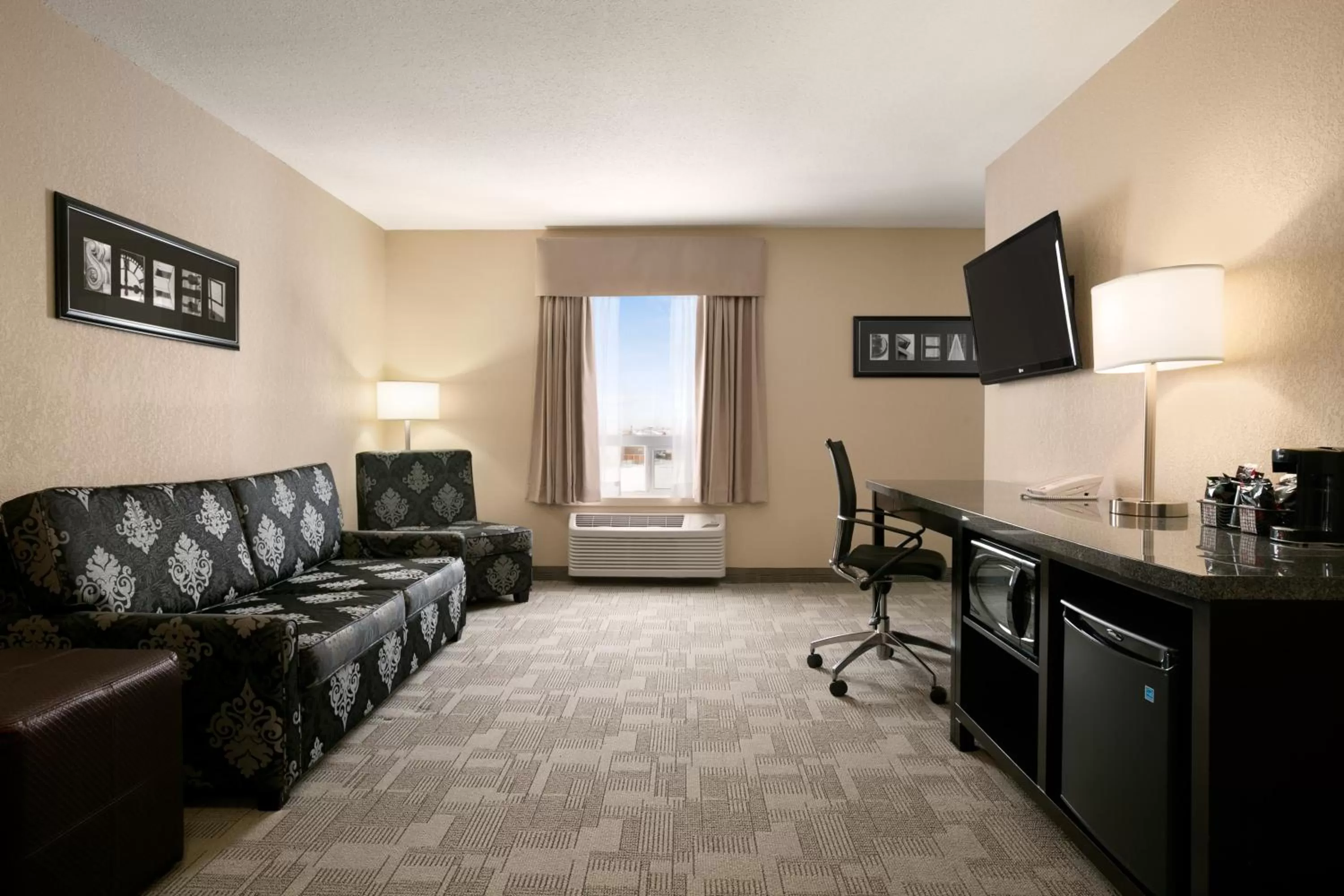 TV and multimedia in Days Inn by Wyndham Regina