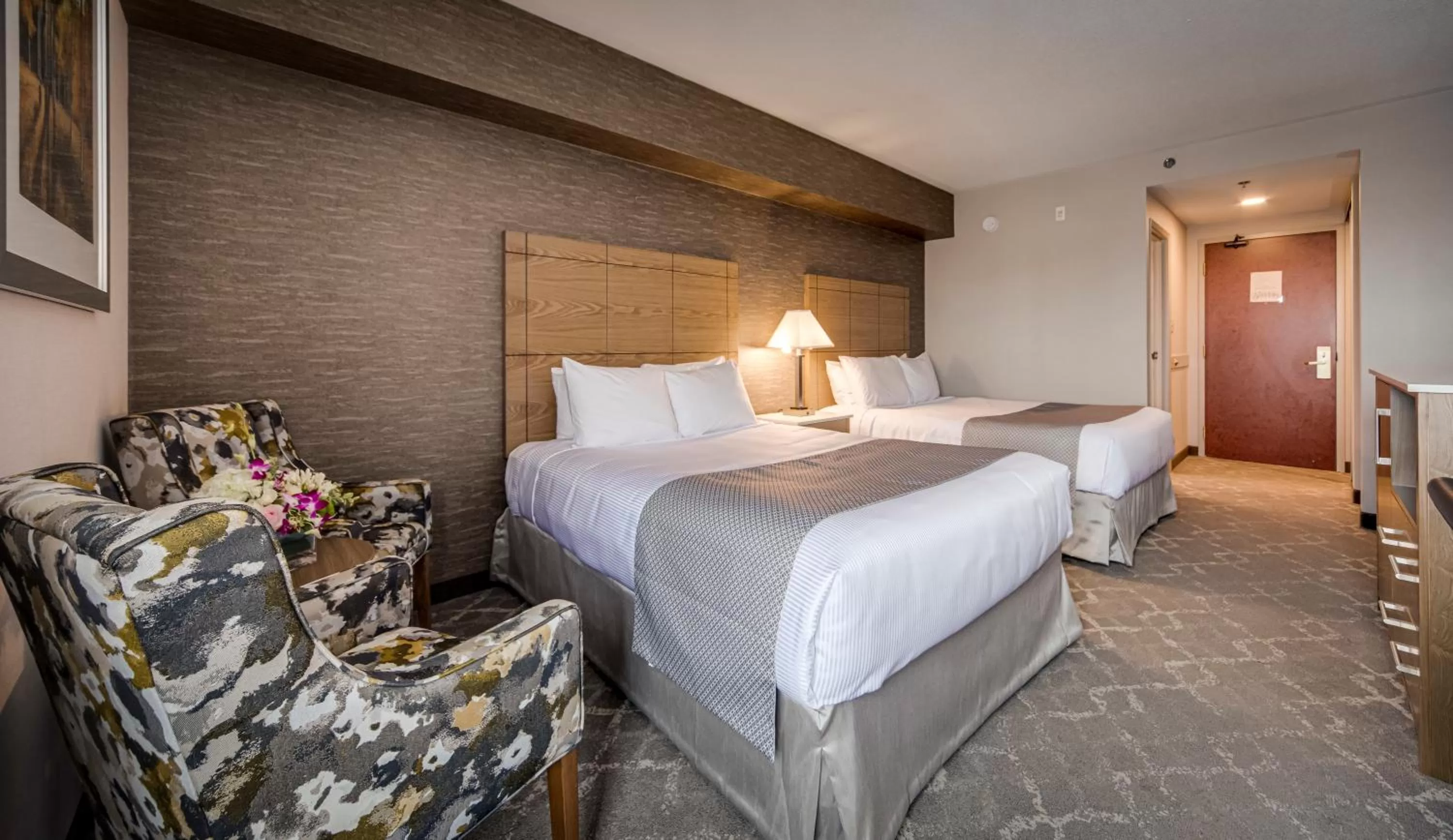 Bed in Monte Carlo Inn Vaughan Suites