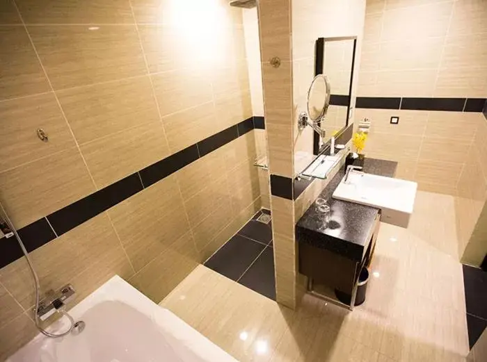 Bathroom in Mudzaffar Hotel