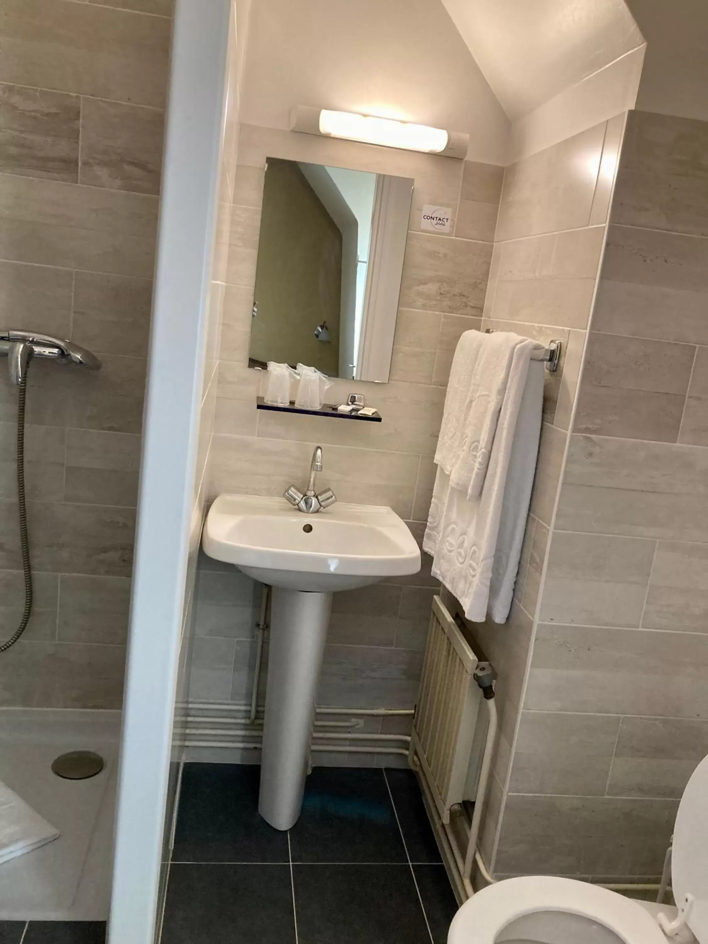 Shower, Bathroom in Hotel de Champagne